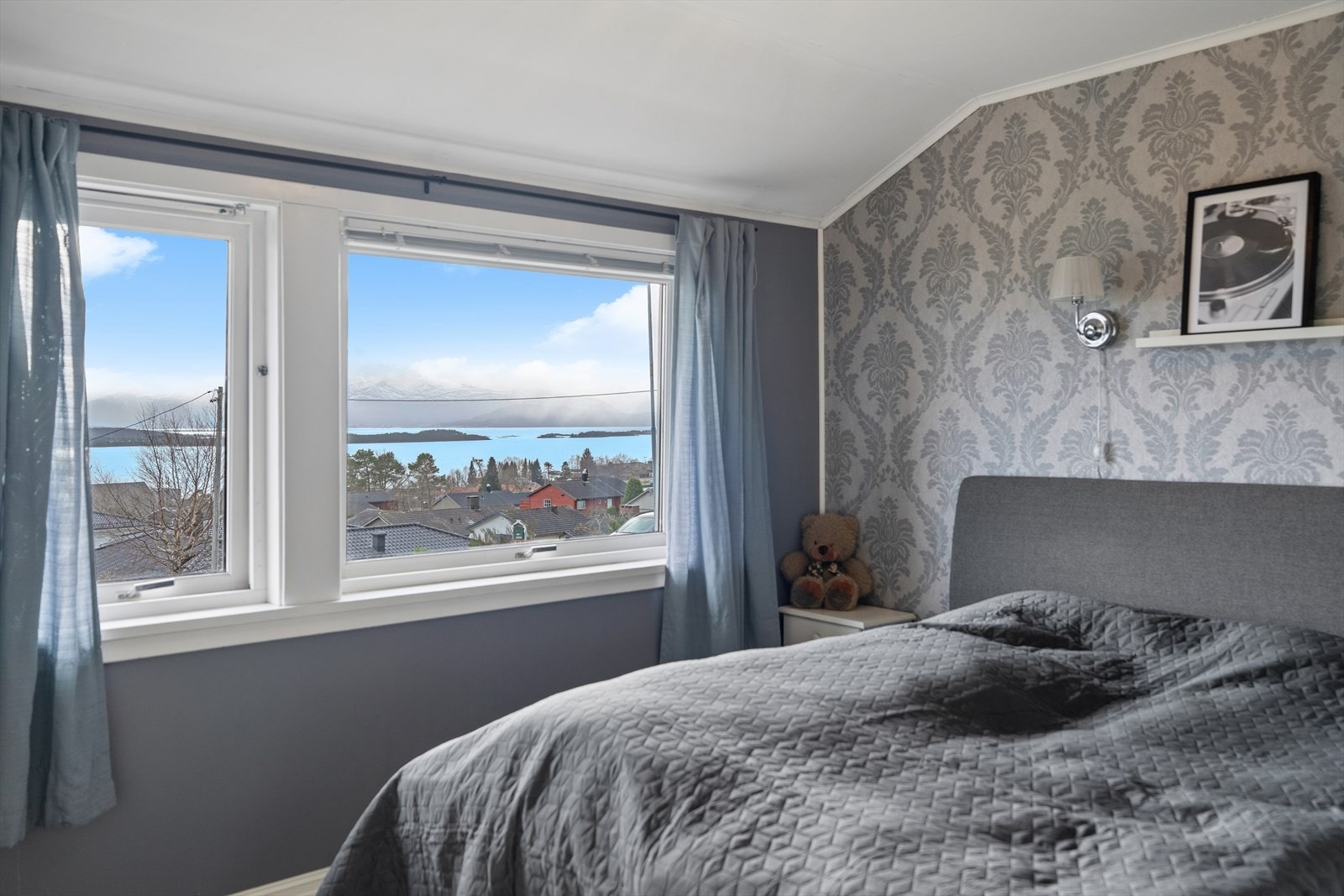 Delikat soverom med god plass til seng og tilhørende møbler. Galleribilde