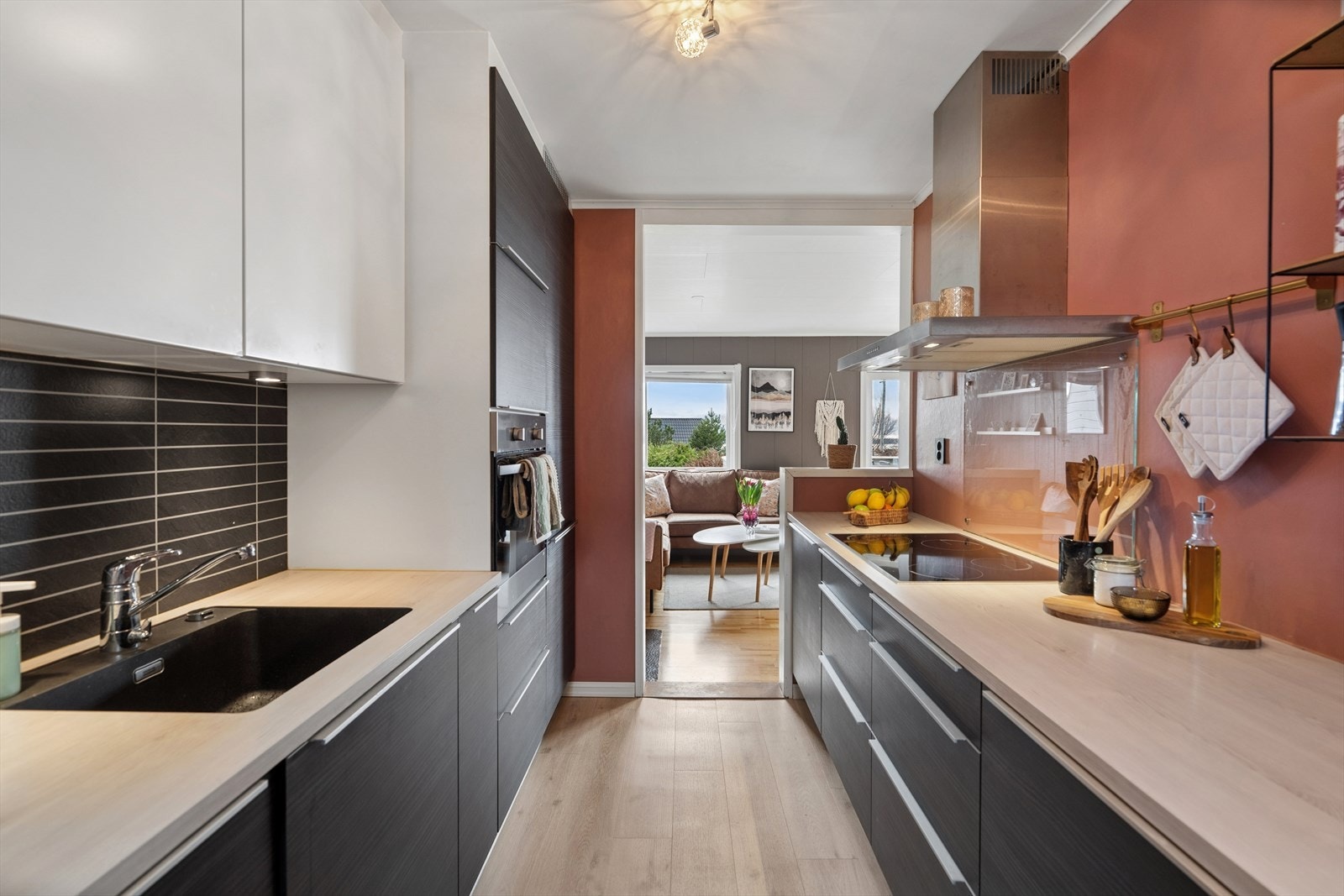 Over koketoppen er det montert en ventilator med avtrekk ut. Galleribilde