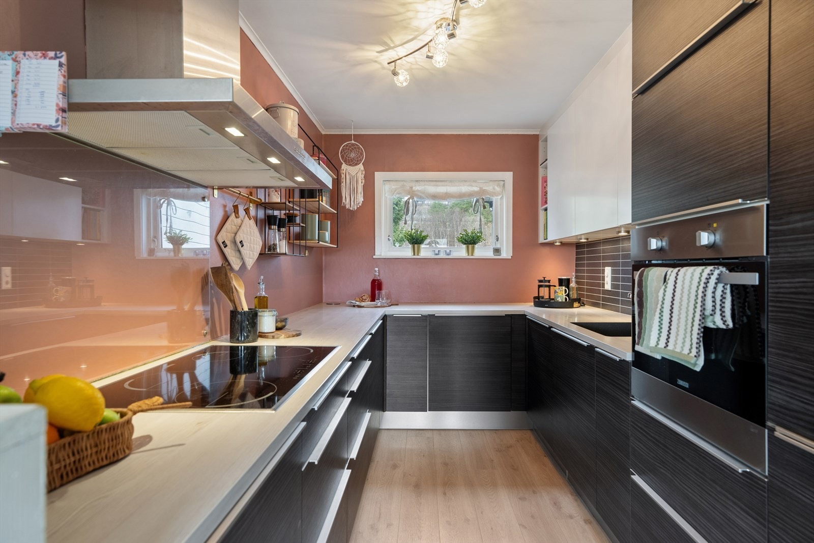 Kjøkkenet har en HTH innredning med glatte fronter og benkeplate i laminat. Galleribilde