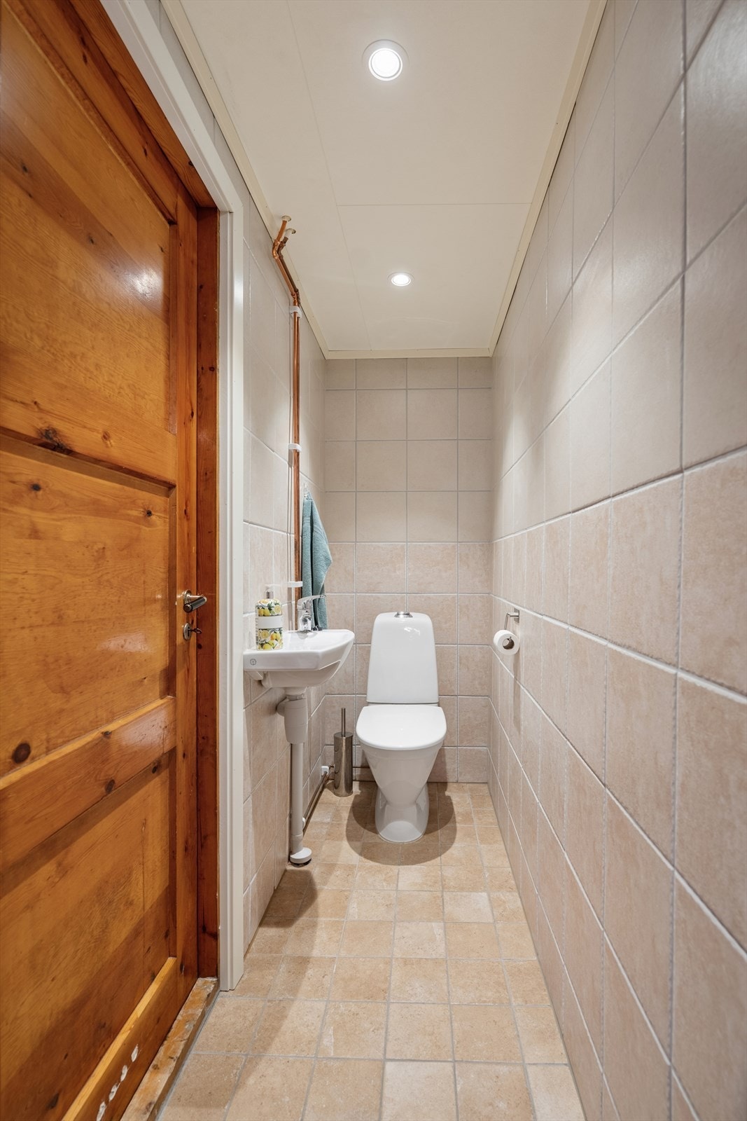 Toalettrommet i kjeller er flislagt, og varmes opp ved bruk av varmekabler. Galleribilde