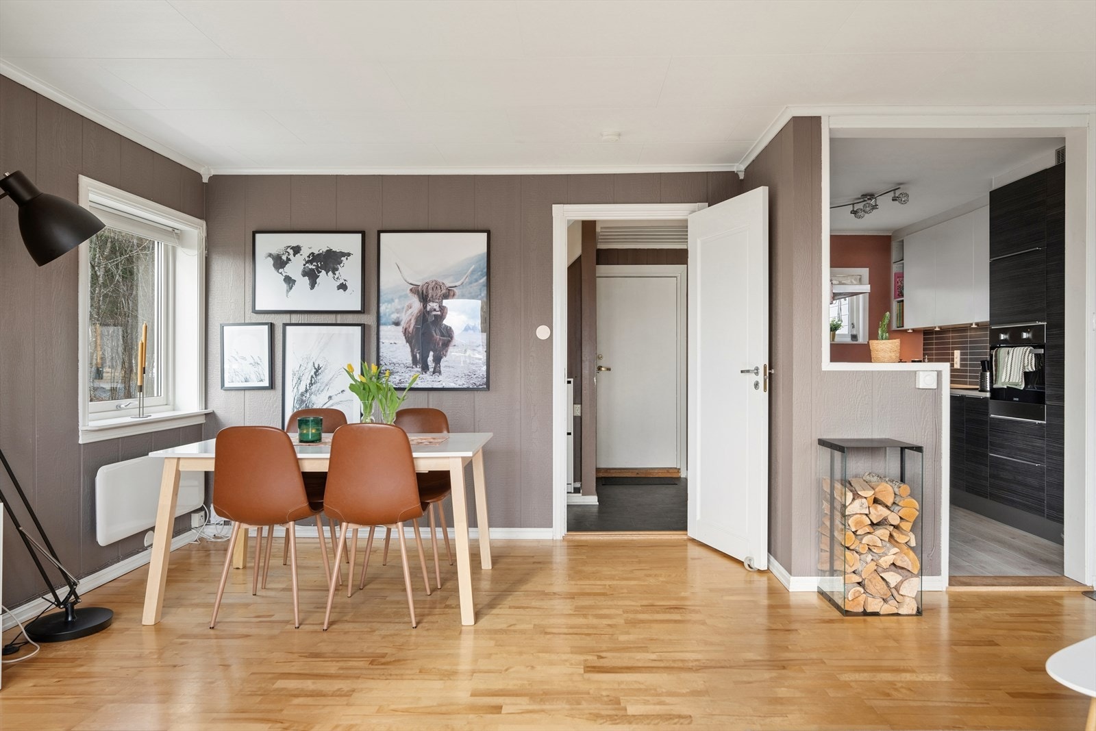 Spisegruppen er smart og praktisk plassert nær kjøkkenet, noe som gjør det både enkelt og hyggelig å samle familie og venner til hverdagsmåltider og middager. Galleribilde