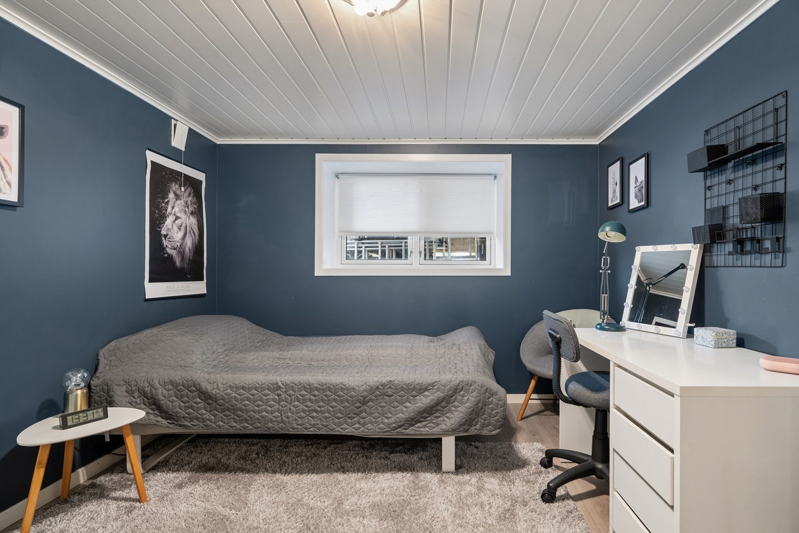 Tilleggsdel i kjeller, innredet som soverom. Ikke omsøkt eller godkjent for varig opphold. Se pkt. ferdigattest. Galleribilde