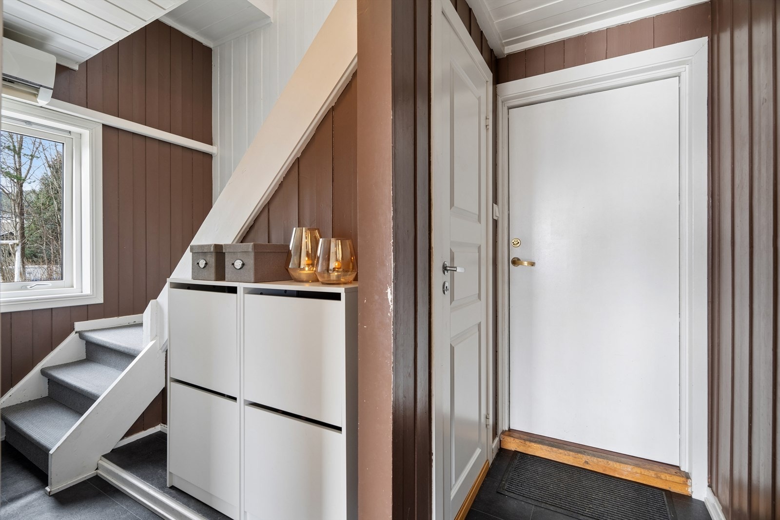 Entréen som ønsker deg velkommen inn, gir deg trappeadkomst til boligens kjeller- og loftetasjer. Galleribilde