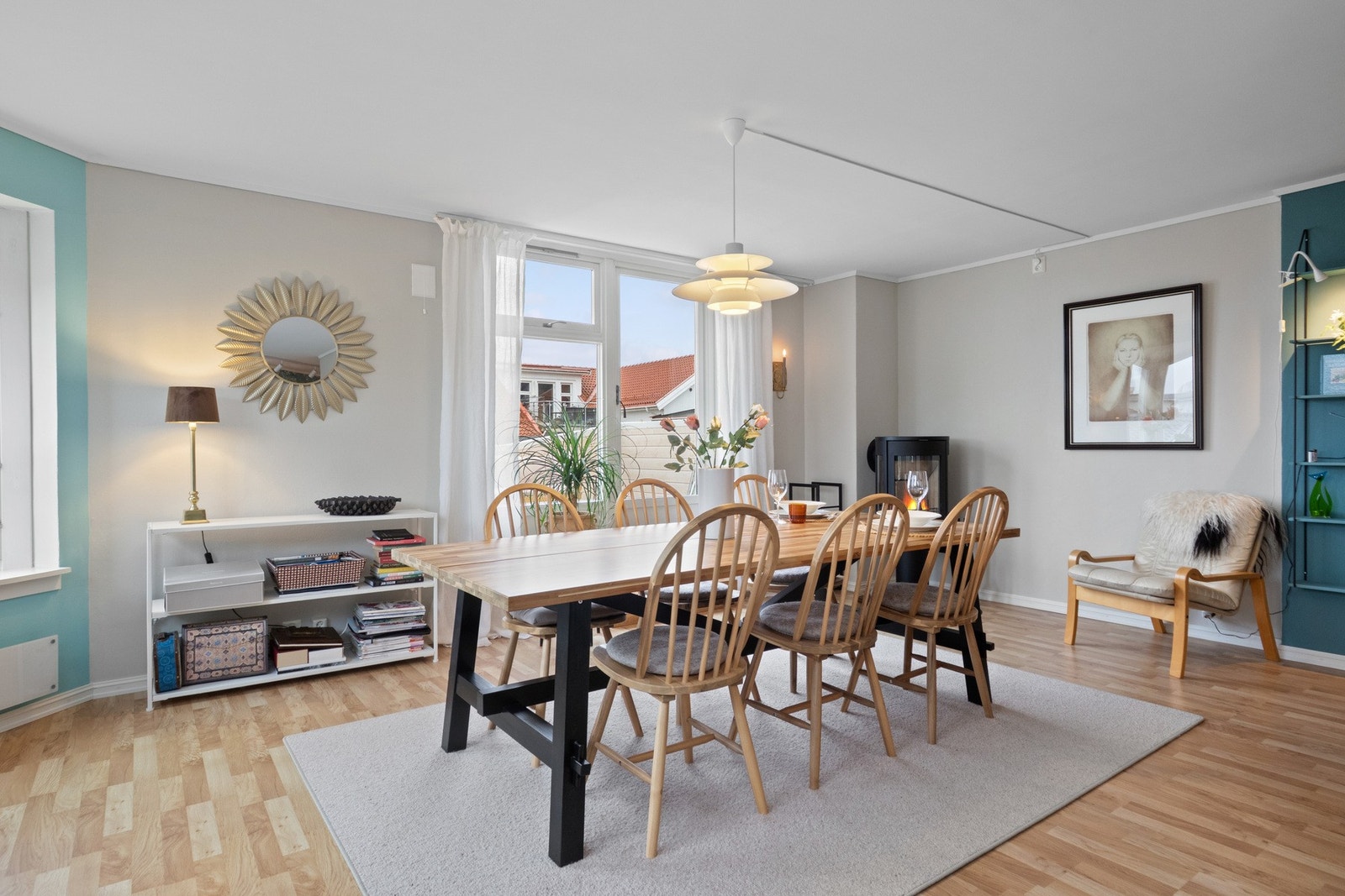 God og trivelig spisestue med plass til mange gjester. Galleribilde