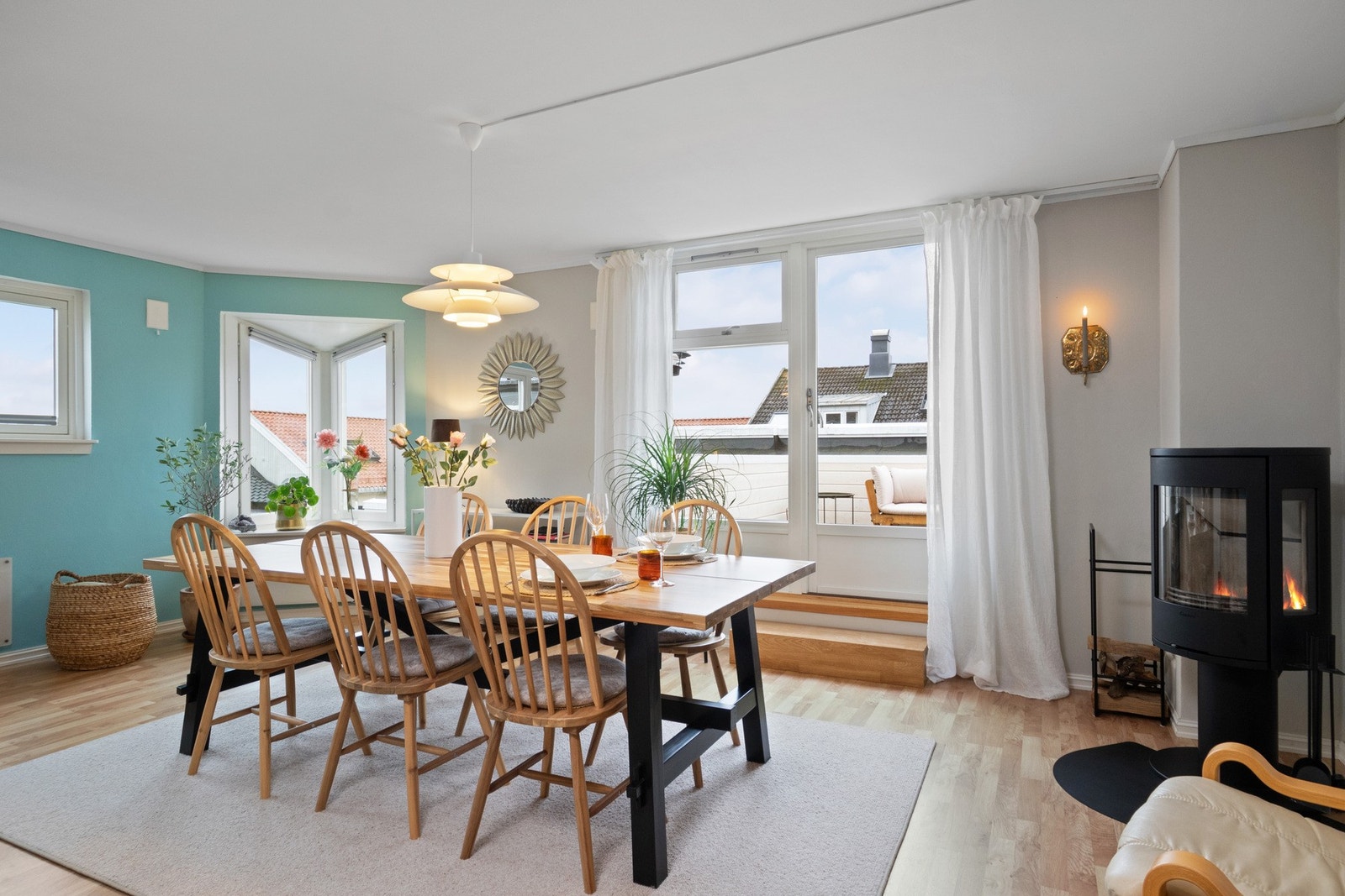 Det er elementpipe i boligen og Contura peisovn er montert i 2024. Galleribilde