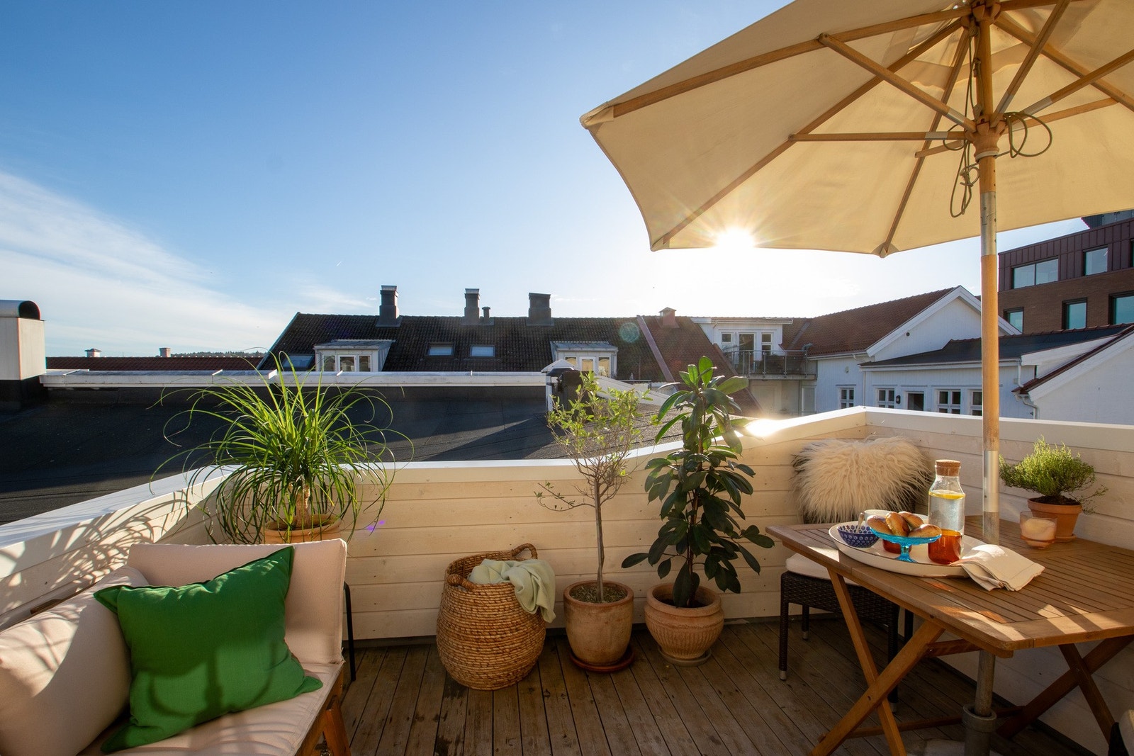 Flott, usjenert og solrik uteplass. Galleribilde