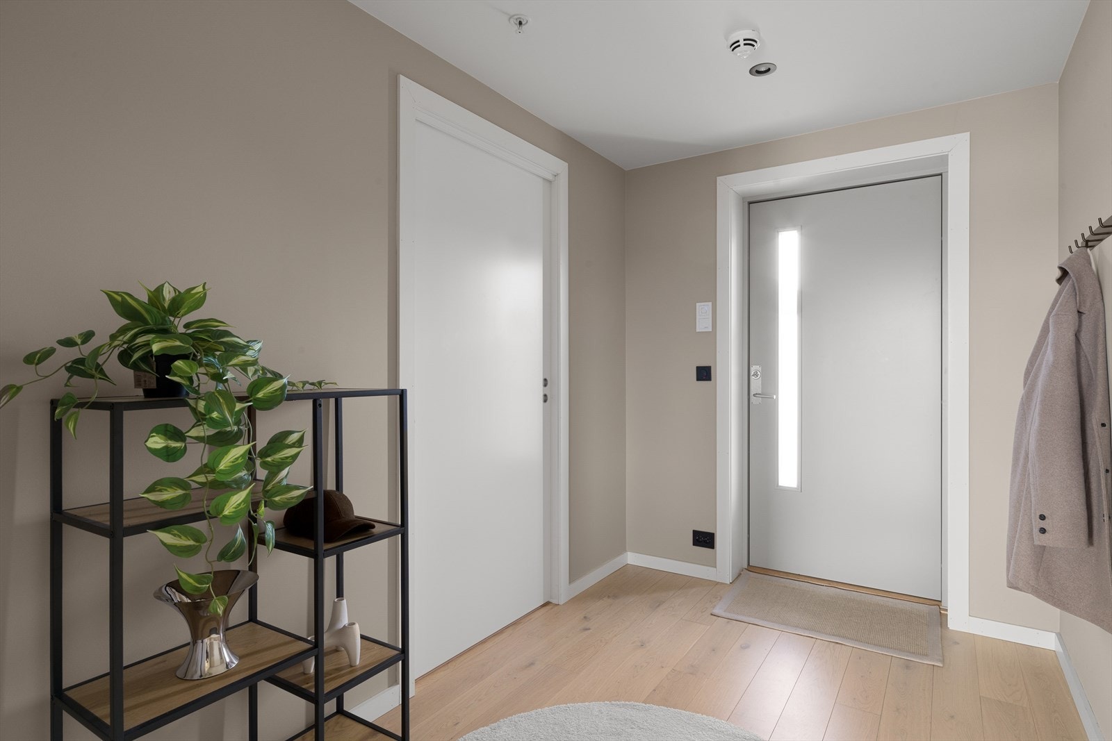 Gangen er praktisk og gir god plass til å henge fra seg yttertøy. Galleribilde