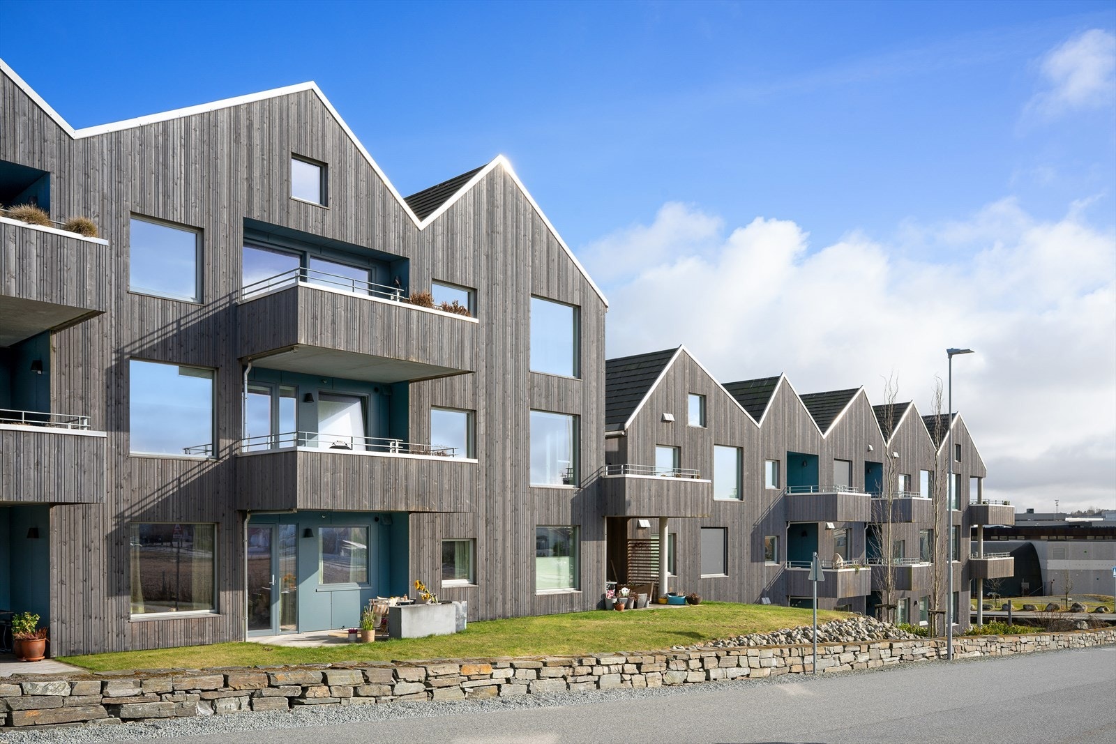 Moderne og stilren fasade. Bygget i 2020. Galleribilde