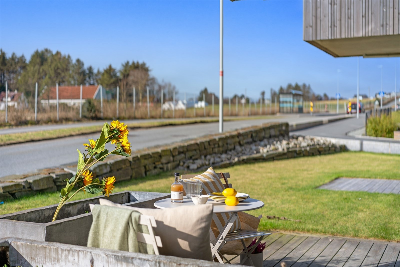 Busstoppet er bare noen skritt fra leiligheten, med regelmessige avganger. Galleribilde