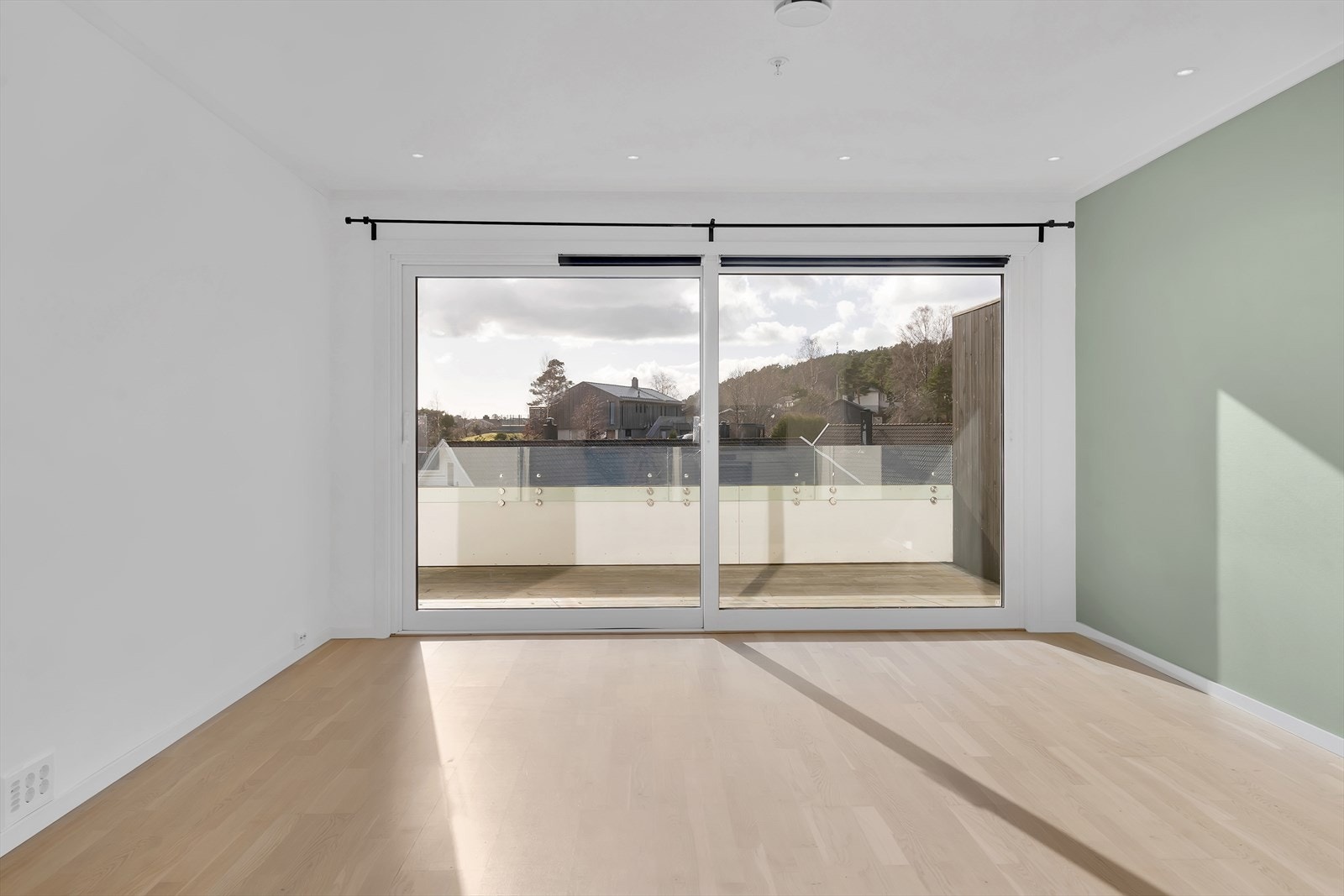 Terrassen blir en forlengelse av stuen på sommerhalvåret! Stor skyvedør for enkel adkomst. Galleribilde