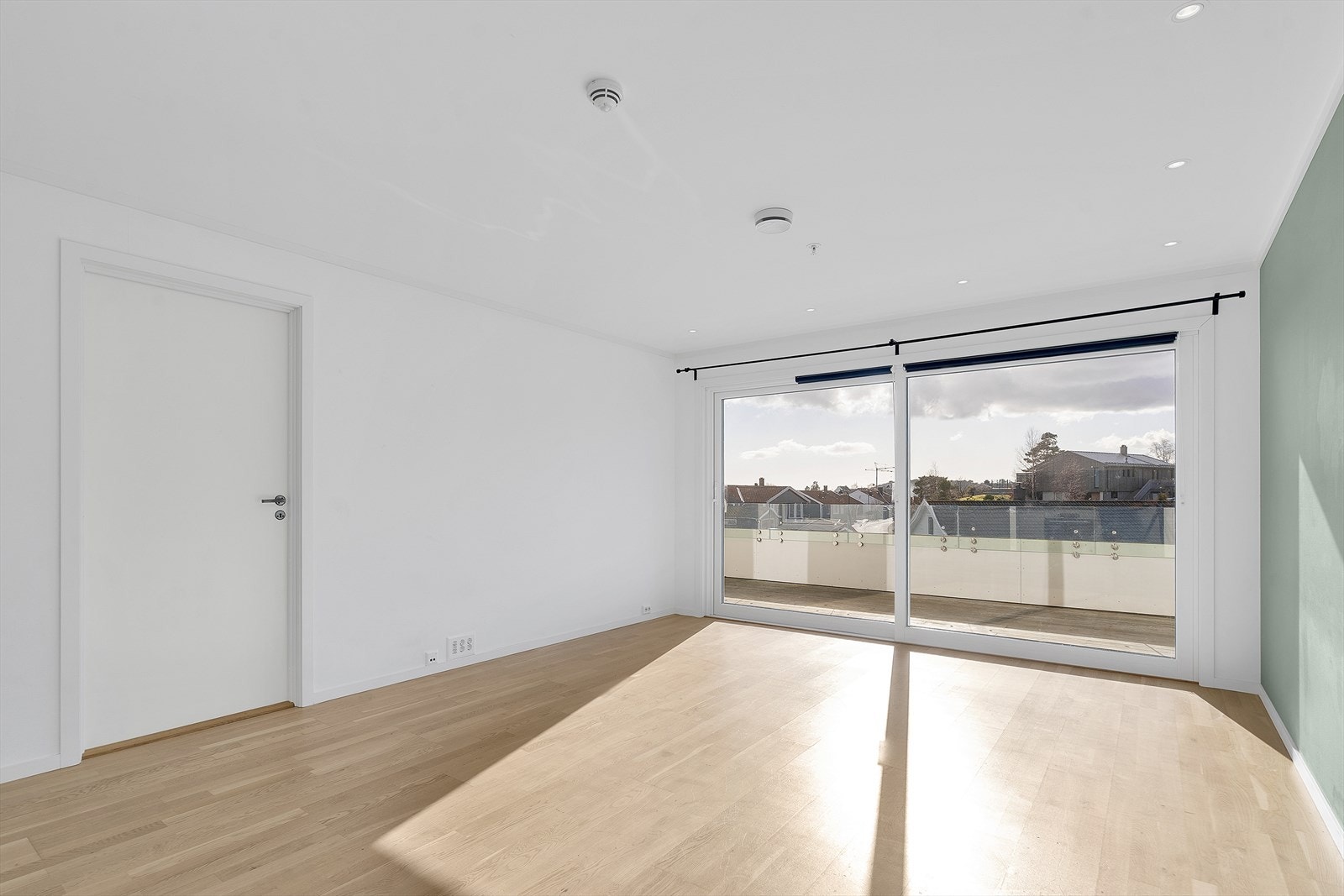 Stuen har store vindusflater i skyvedør som slipper inn mye naturlig lys. Galleribilde