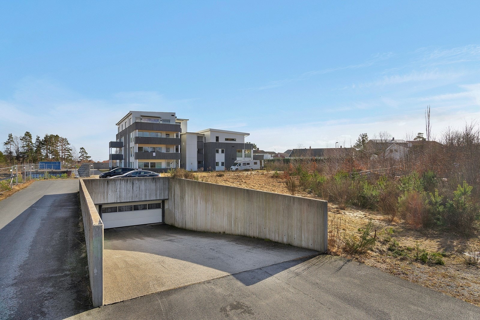 Nedkjørsel til felles parkeringskjeller. Galleribilde