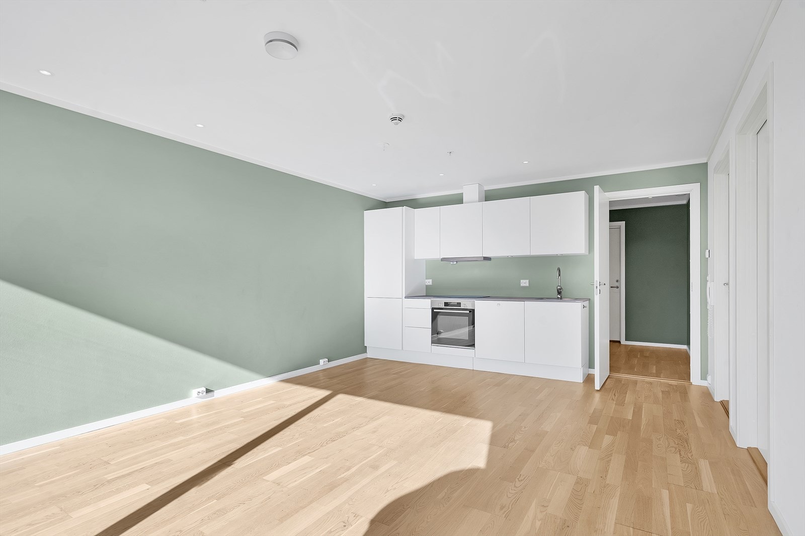 Stue/kjøkken er malt i behagelige farger. Galleribilde