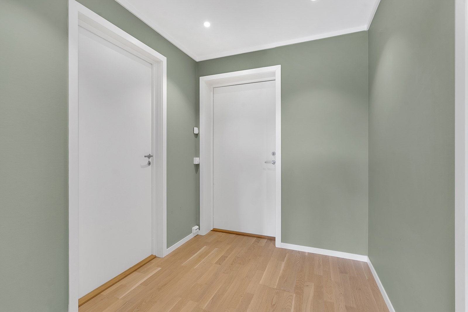 Velkommen inn! Gangen har plass til garderobeskap. Galleribilde