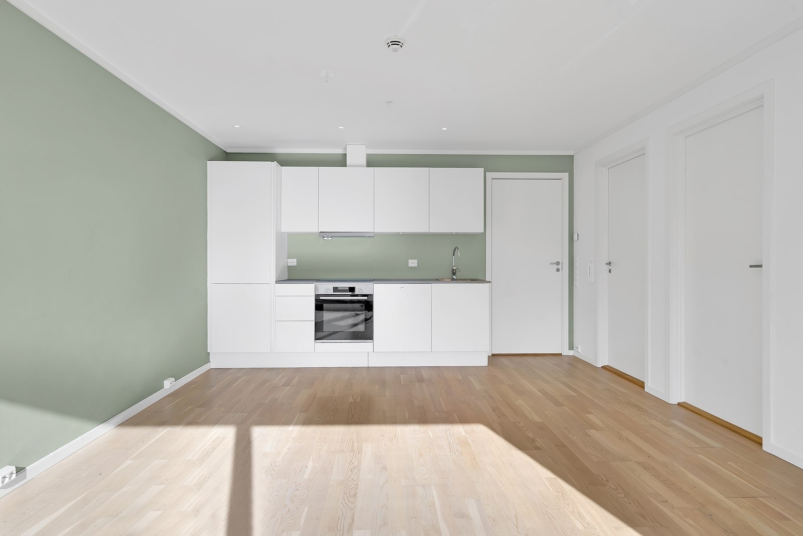 Moderne og lekkert kjøkken med integrerte hvitevarer. Galleribilde