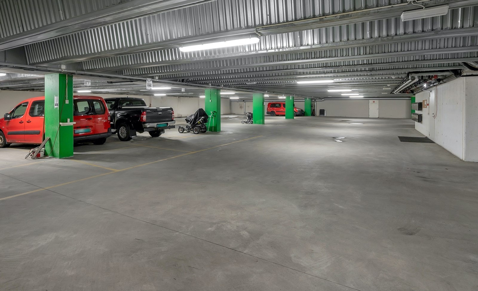 Parkeringskjeller hvor det føl
ger med en biloppstillingsplass. Det tilhører også en bod. Galleribilde