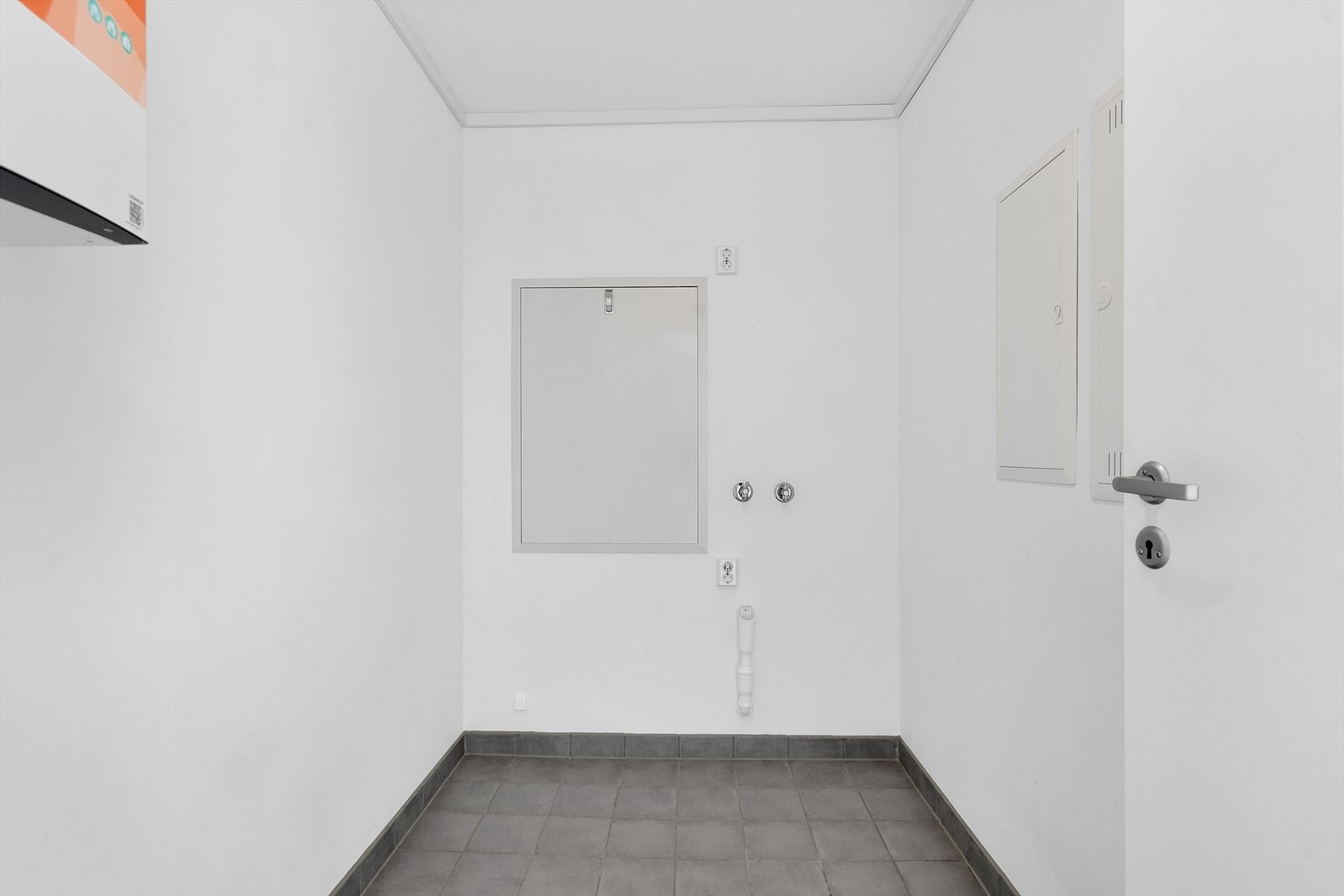 Praktisk bod med opplegg for vaskemaskin. Galleribilde