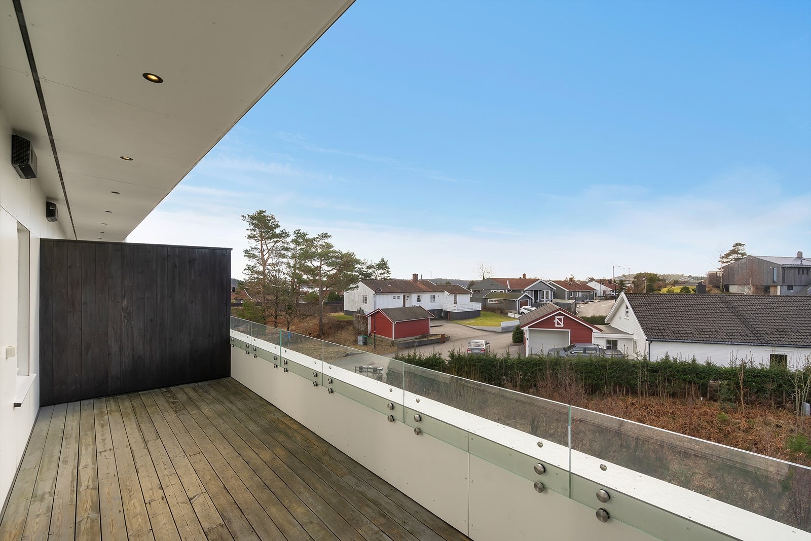 Leiligheten ligger i 3. etasje og har en romslig terrasse på 15 kvm! Meget solrikt og fin plassering på terrassen. Galleribilde