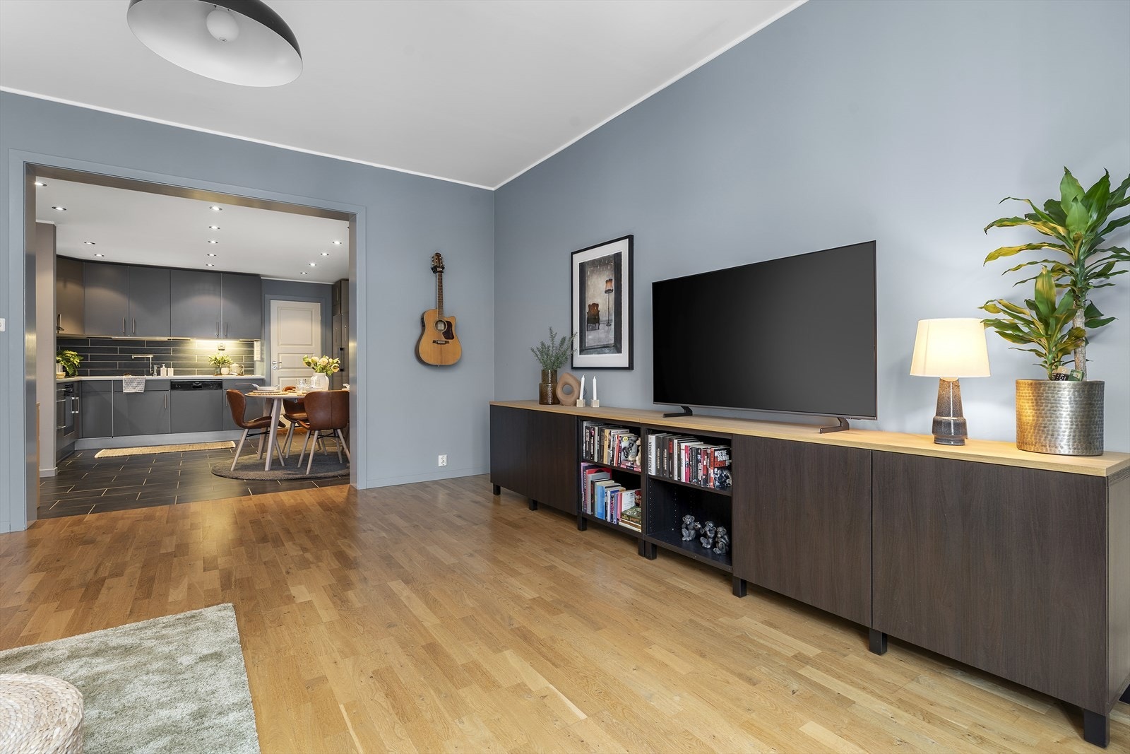 Det er god plass til oppbevaring og TV. Galleribilde