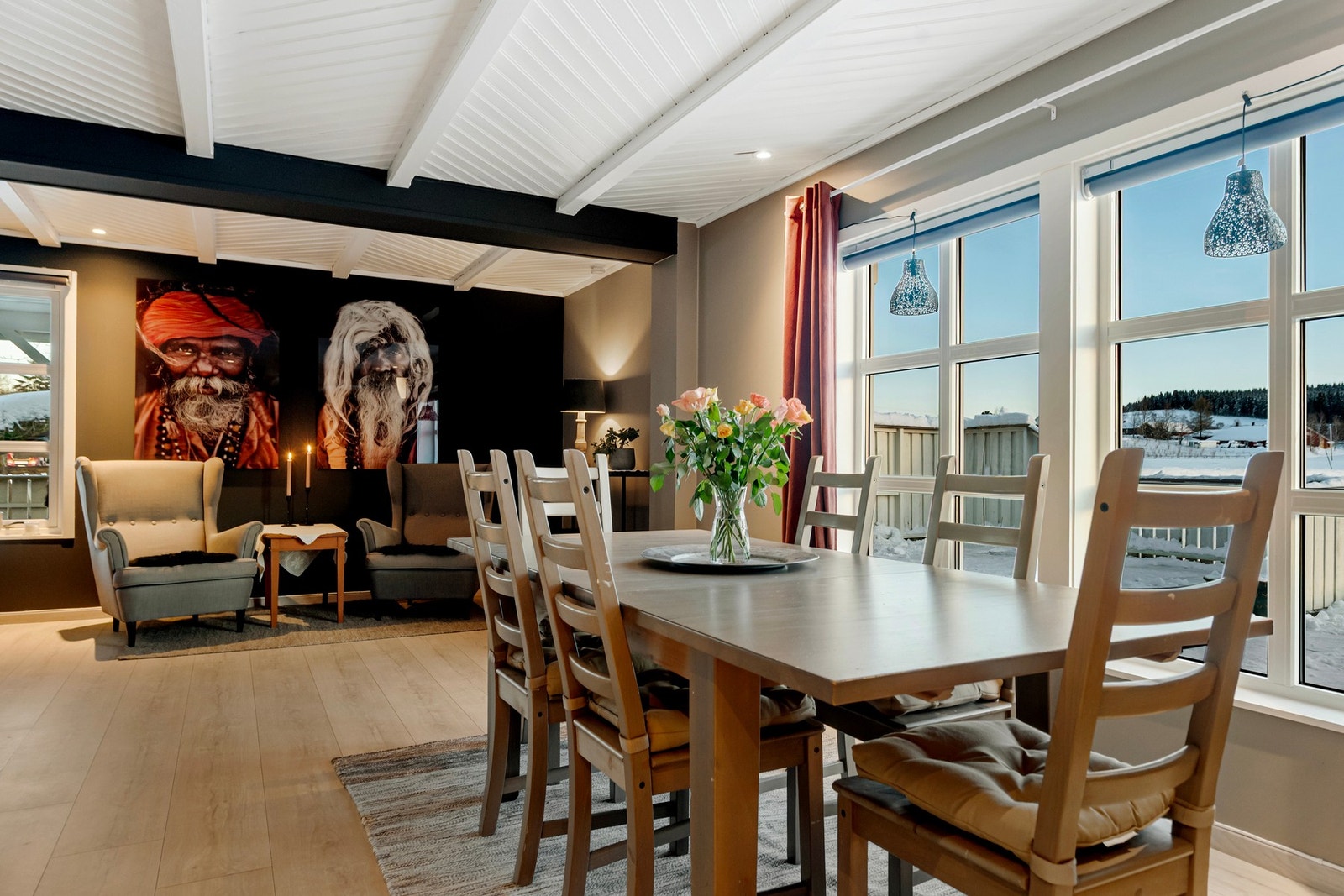 Lys og romslig stue med plass til flere sittegrupper. Galleribilde