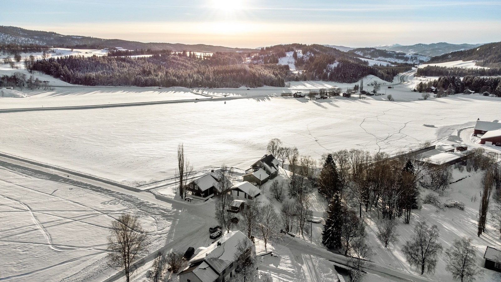 Boligen ligger på Jåddåren med kort bilveg til Vellamelen og til Steinkjer. Galleribilde