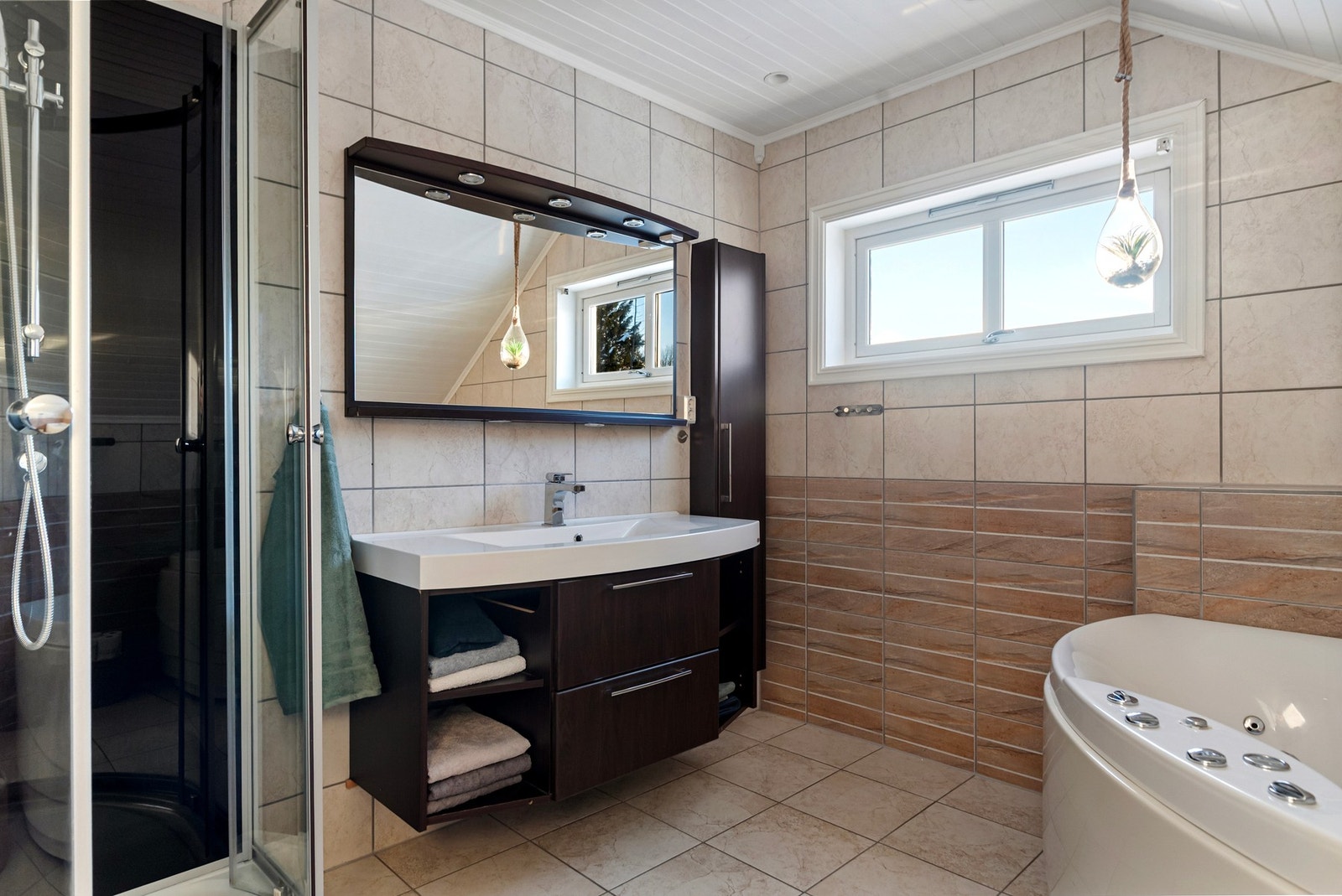 Pent flislagt baderom. Galleribilde