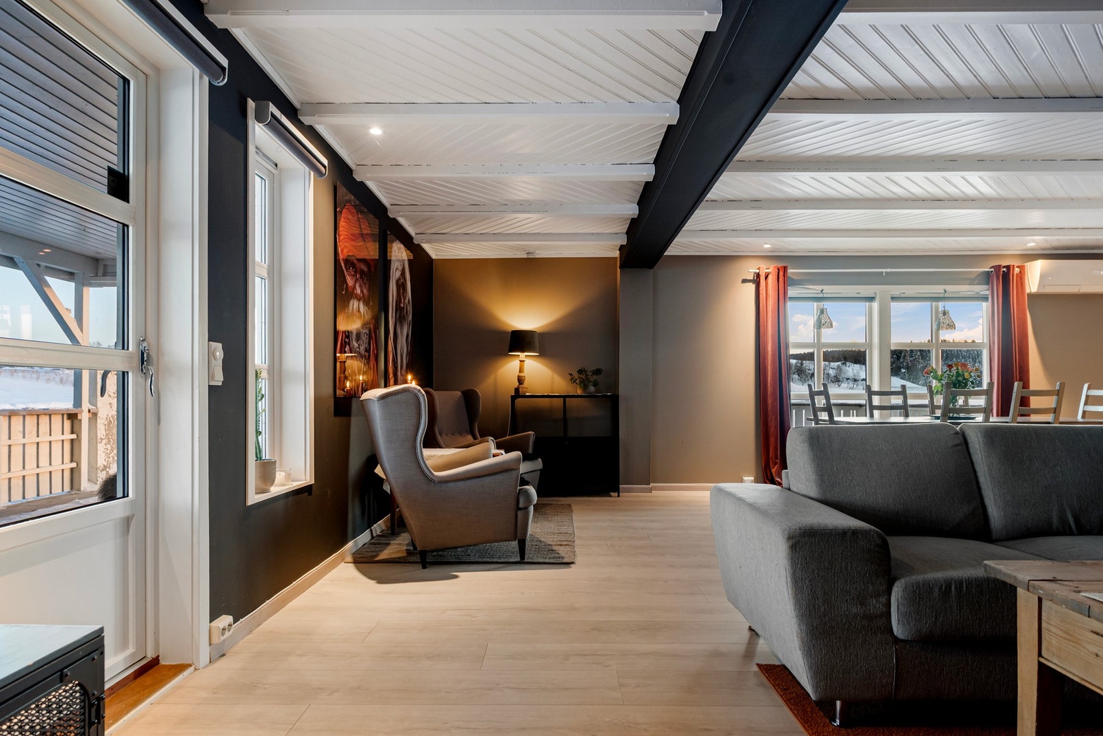 Boligen har vedovn og varmepumpe som varmekilde. Galleribilde