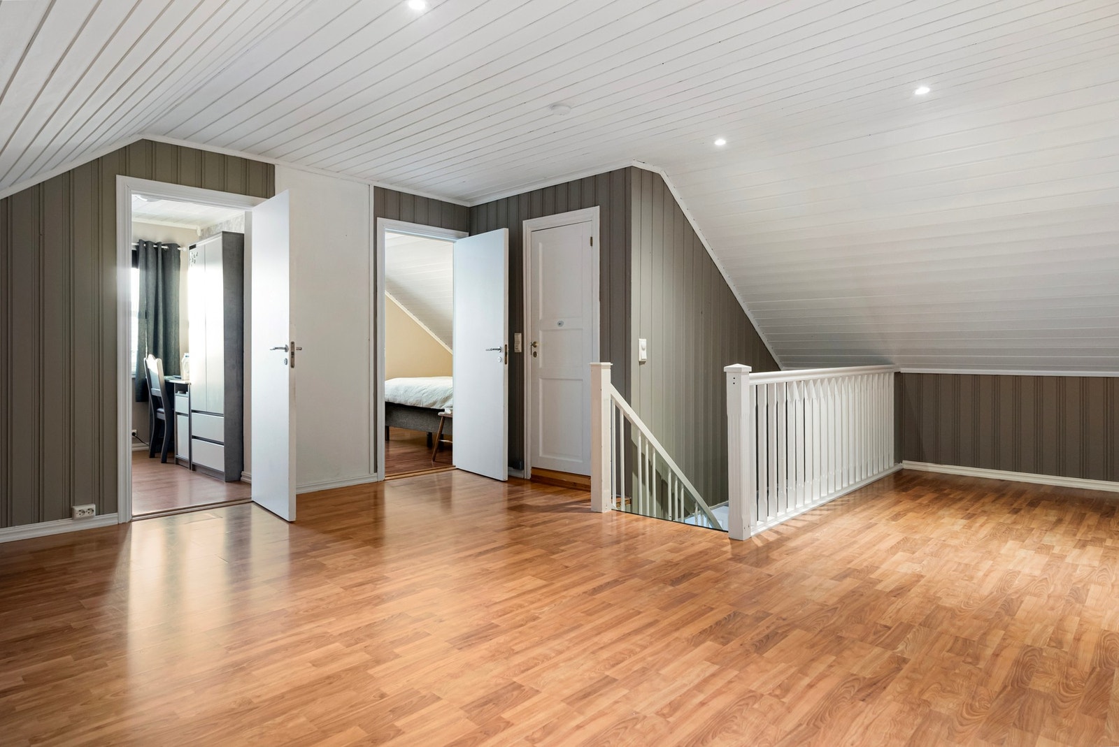 Romslig med plass til sittegruppe og evt. treningsrom. Galleribilde