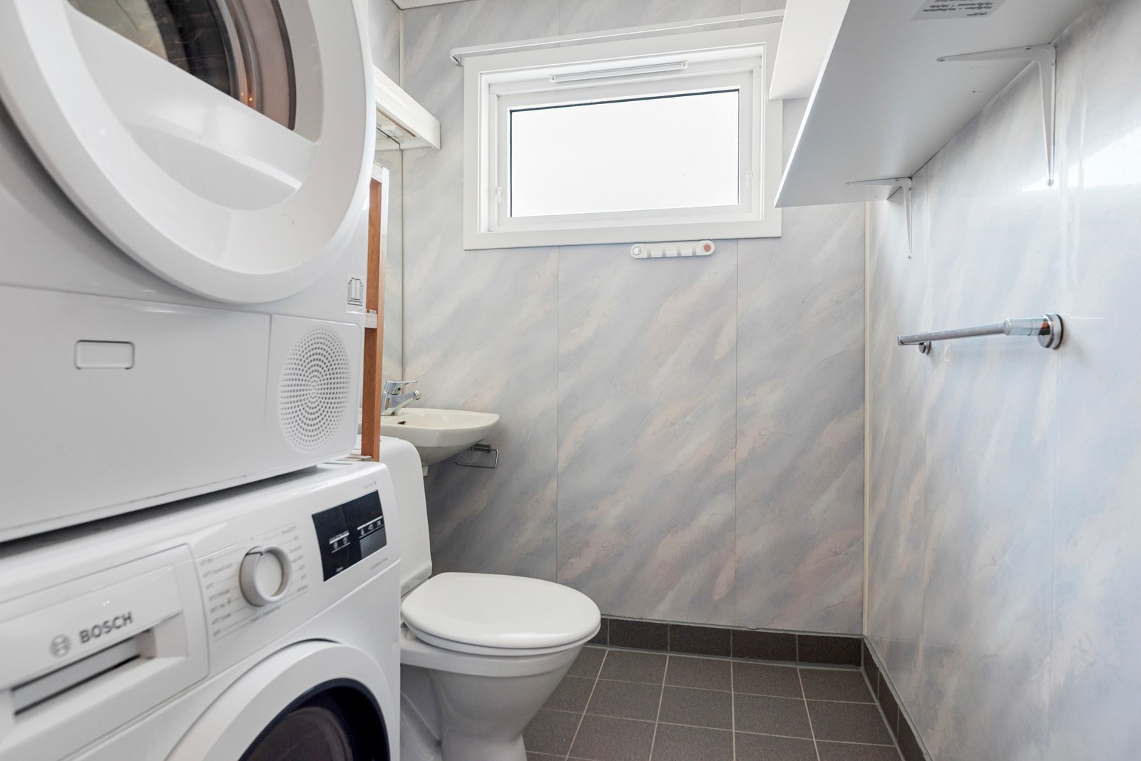 Vaskerom i loftsetasje med WC. Galleribilde