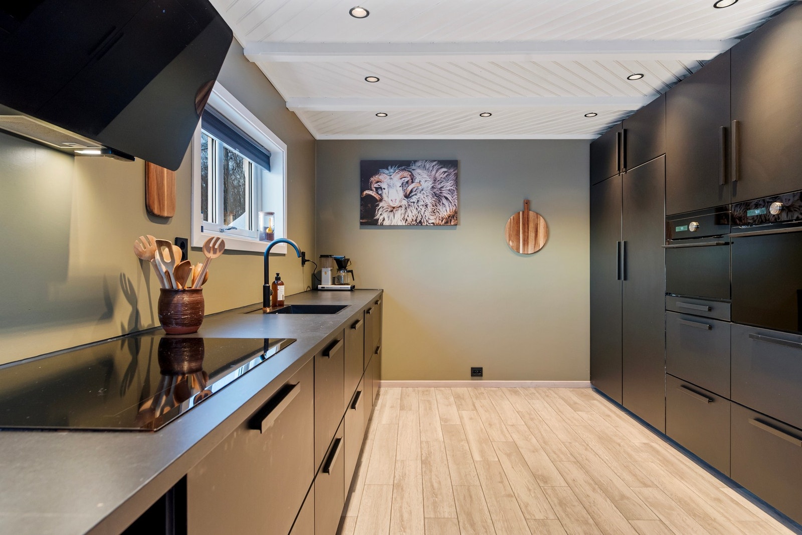 Pent oppusset kjøkken med integrerte hvitevarer Galleribilde