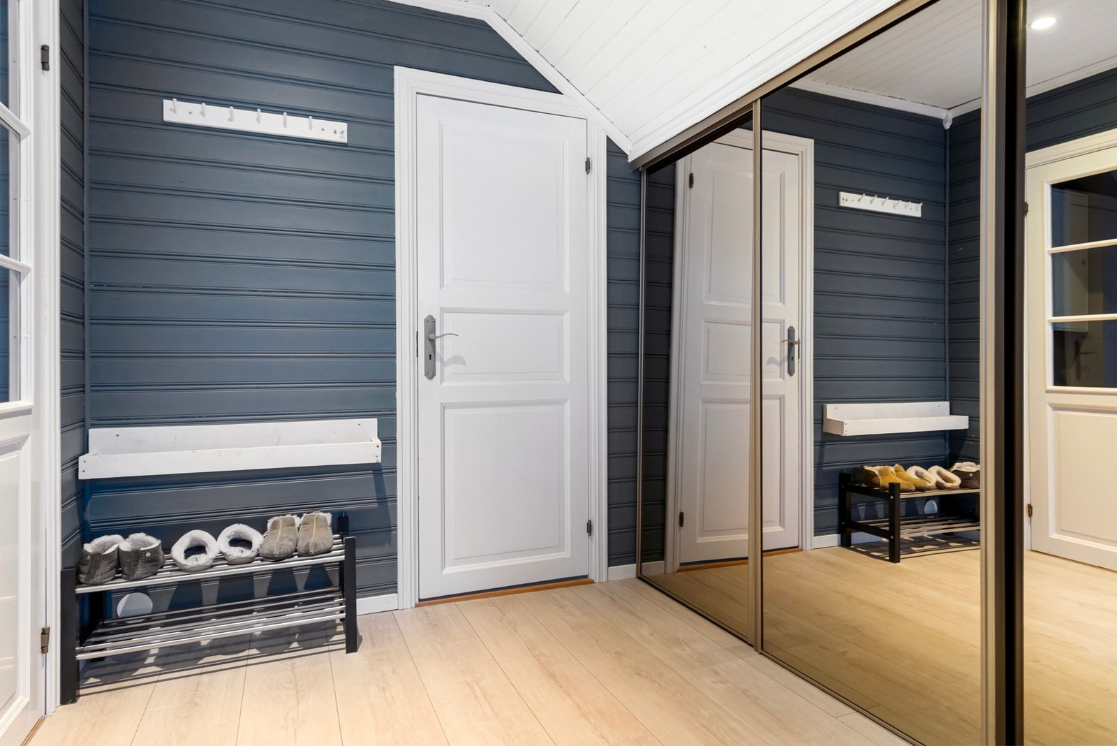 Entré med skyvedørsgarederobe. Galleribilde