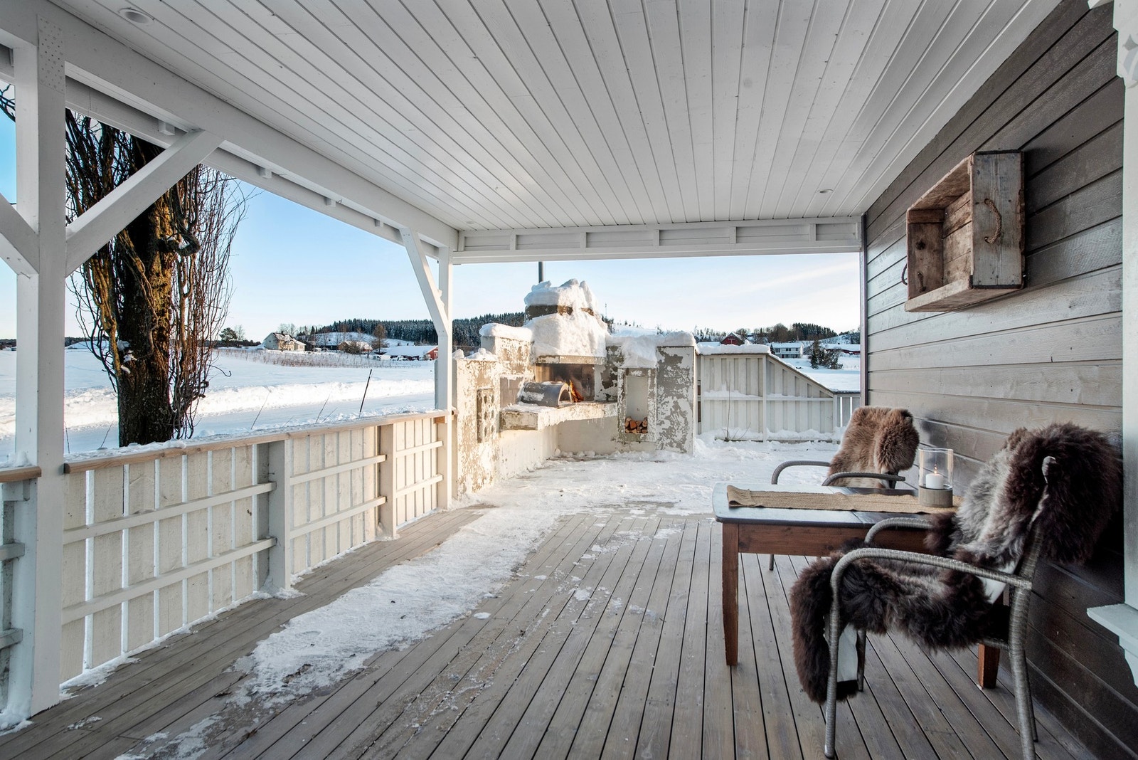 Fra stuen er det utgang til større terrasse hvor deler er takoverbygd. Galleribilde