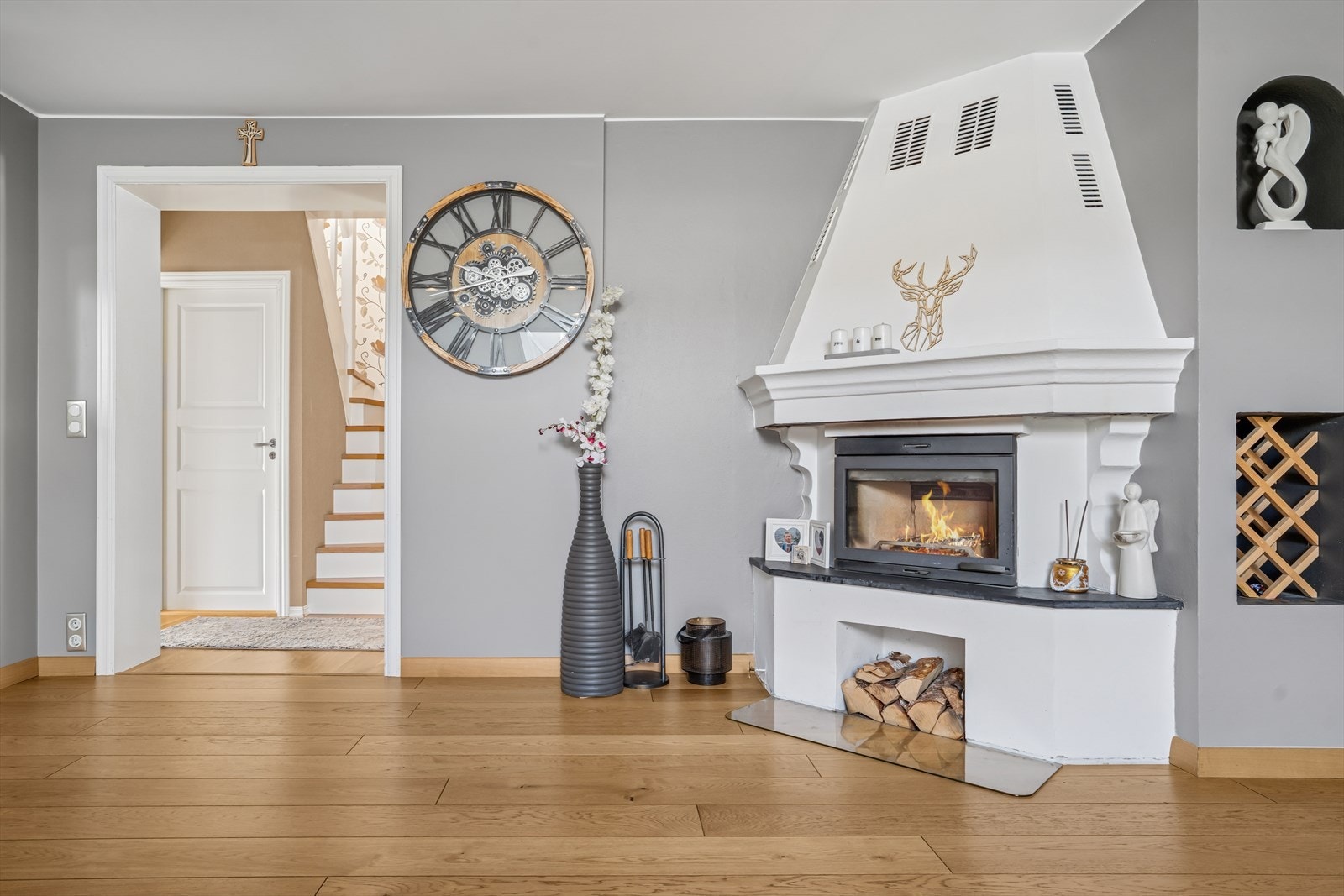 Trappen som gir deg adkomst mellom etasjene, finner du i gangen utenfor stuen. Galleribilde