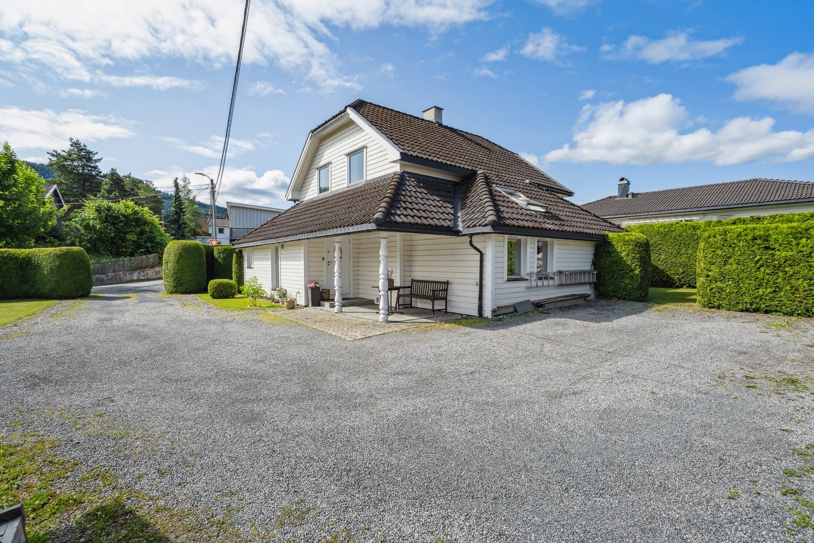 I tillegg til garasjen får du gode parkeringsmuligheter på tomten. Galleribilde