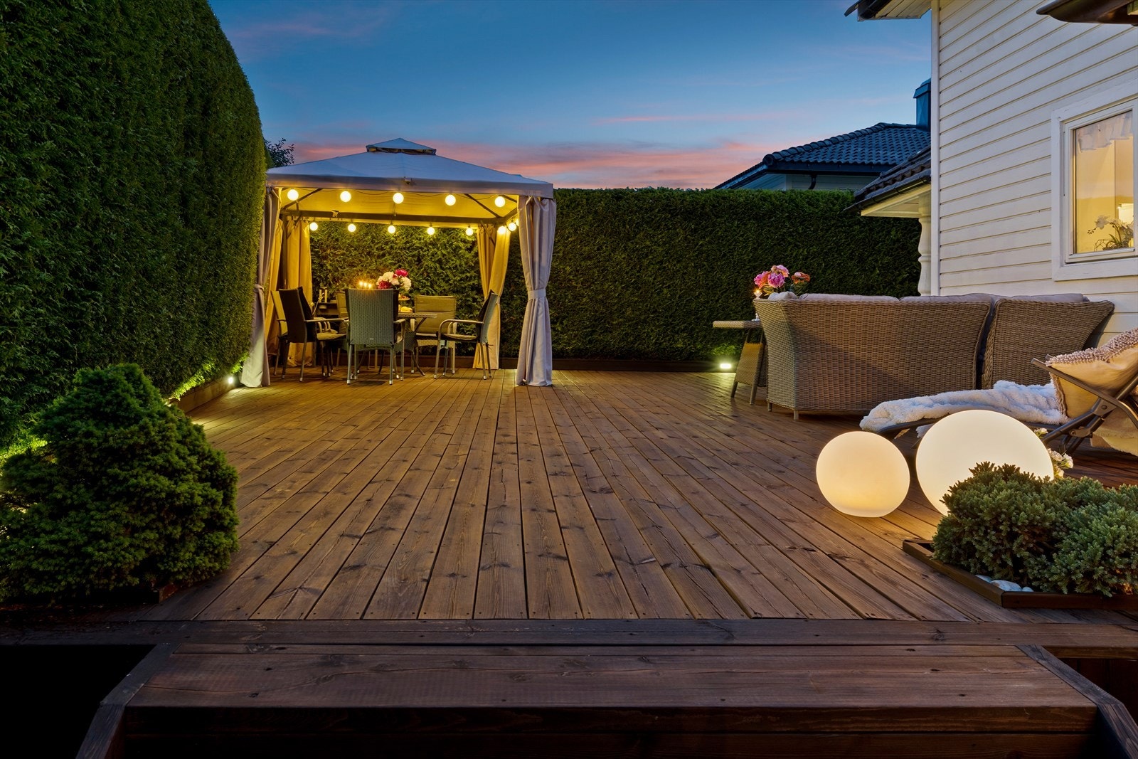 Terrassen er romslig og gir rikelig med plass til møblering, noe som gjør den ideell for både avslapning og sosiale sammenkomster. Galleribilde