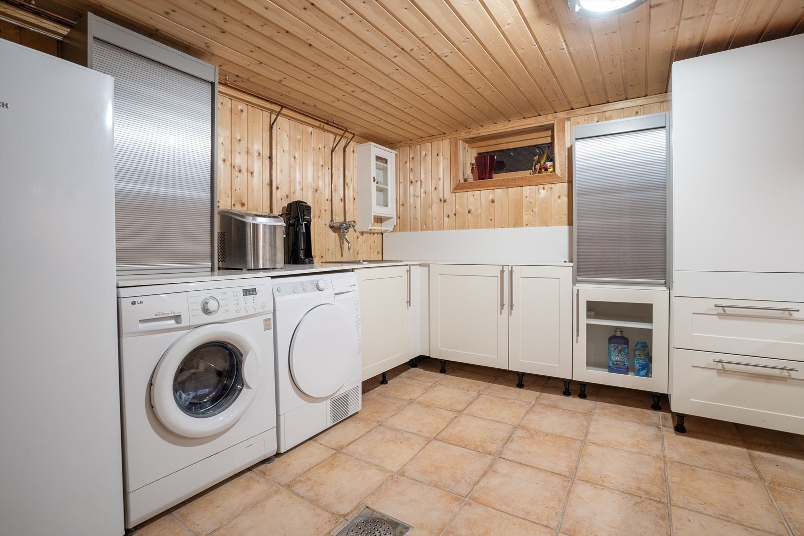 Vaskerom i kjeller med opplegg for vaskemaskin og tørketrommel. Galleribilde