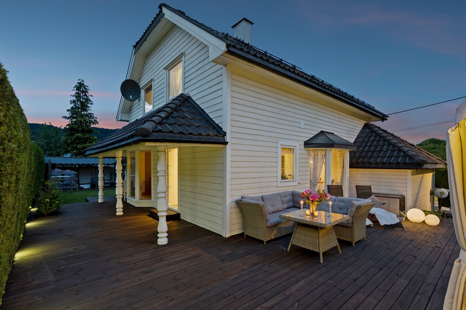 Boligen ligger sentrumsnært, men samtidig med vakre turområder og naturskjønne omgivelser i nærheten. Galleribilde