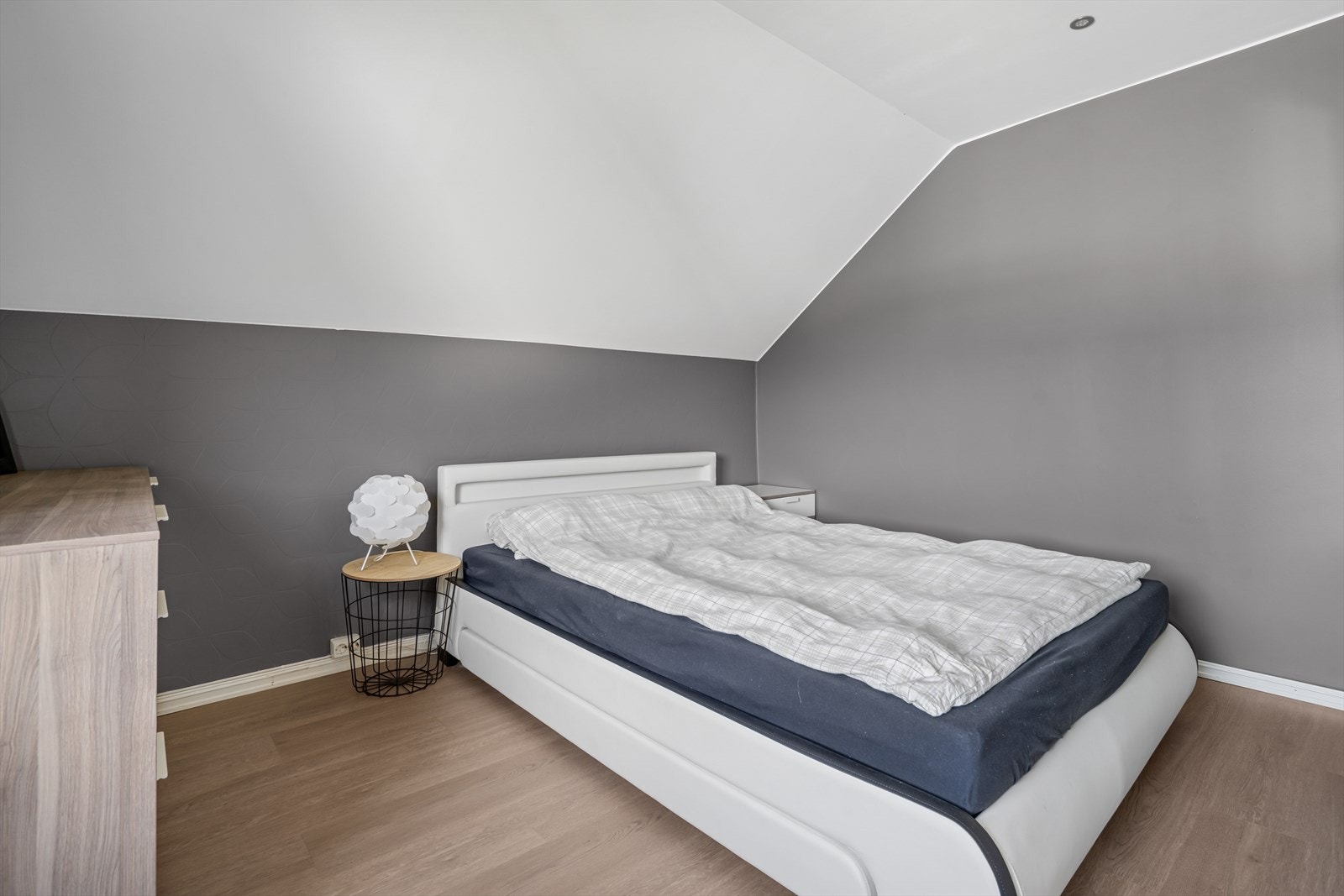 Soverom nr. 2, har god plass til seng og tilhørende møbler. Galleribilde