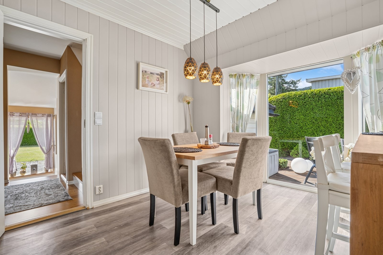 Kjøkkenet har en separat beliggenhet med adkomst fra gang og spisestue. Galleribilde