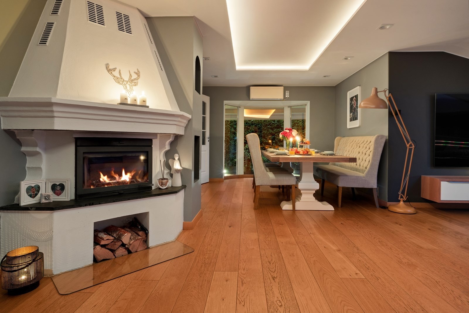 Stuen er naturlig inndelt i flere soner, noe som gir gode møbleringsmuligheter. Galleribilde