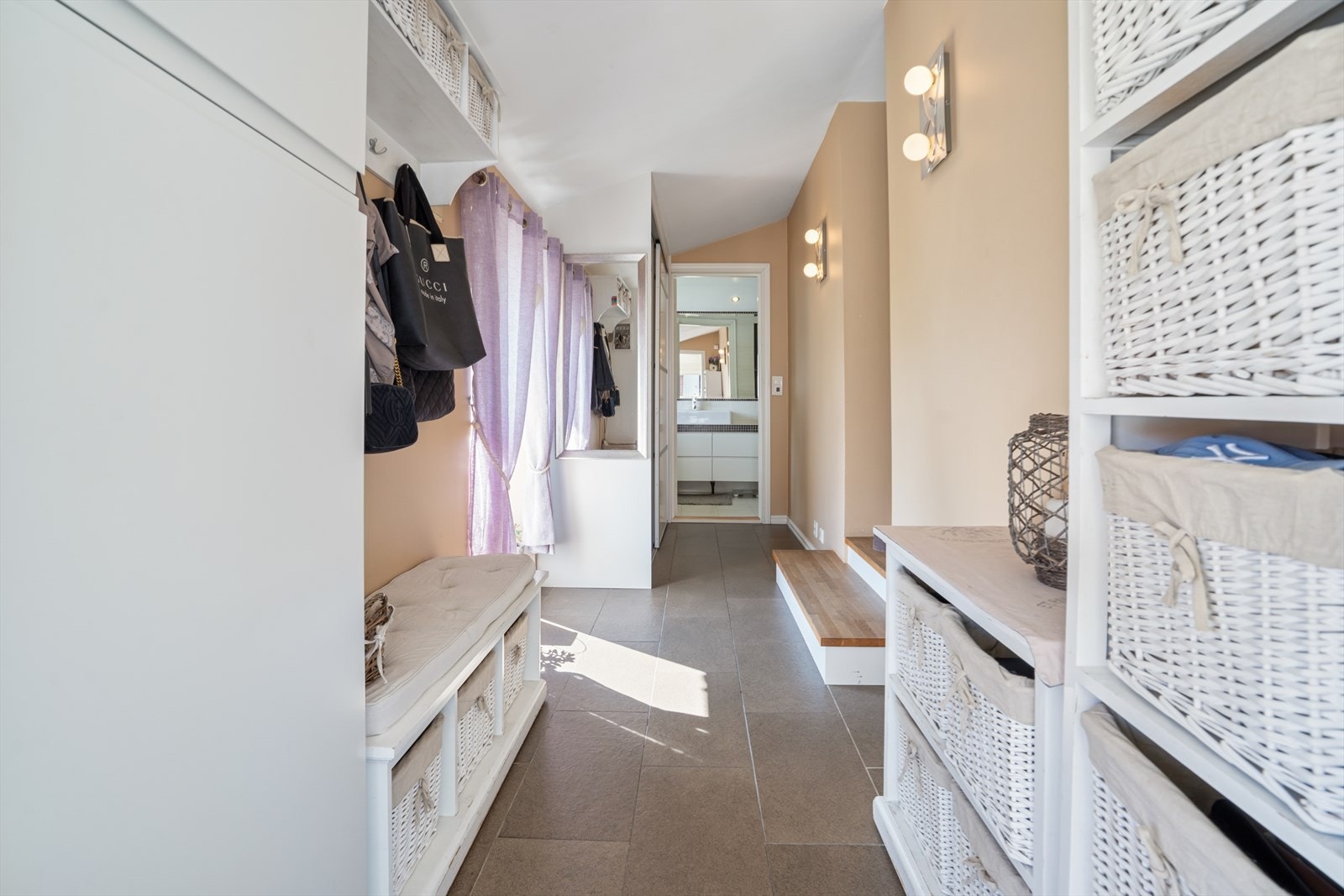 Entreen har god plass til å henge fra seg yttertøy og plassere fottøy. Galleribilde