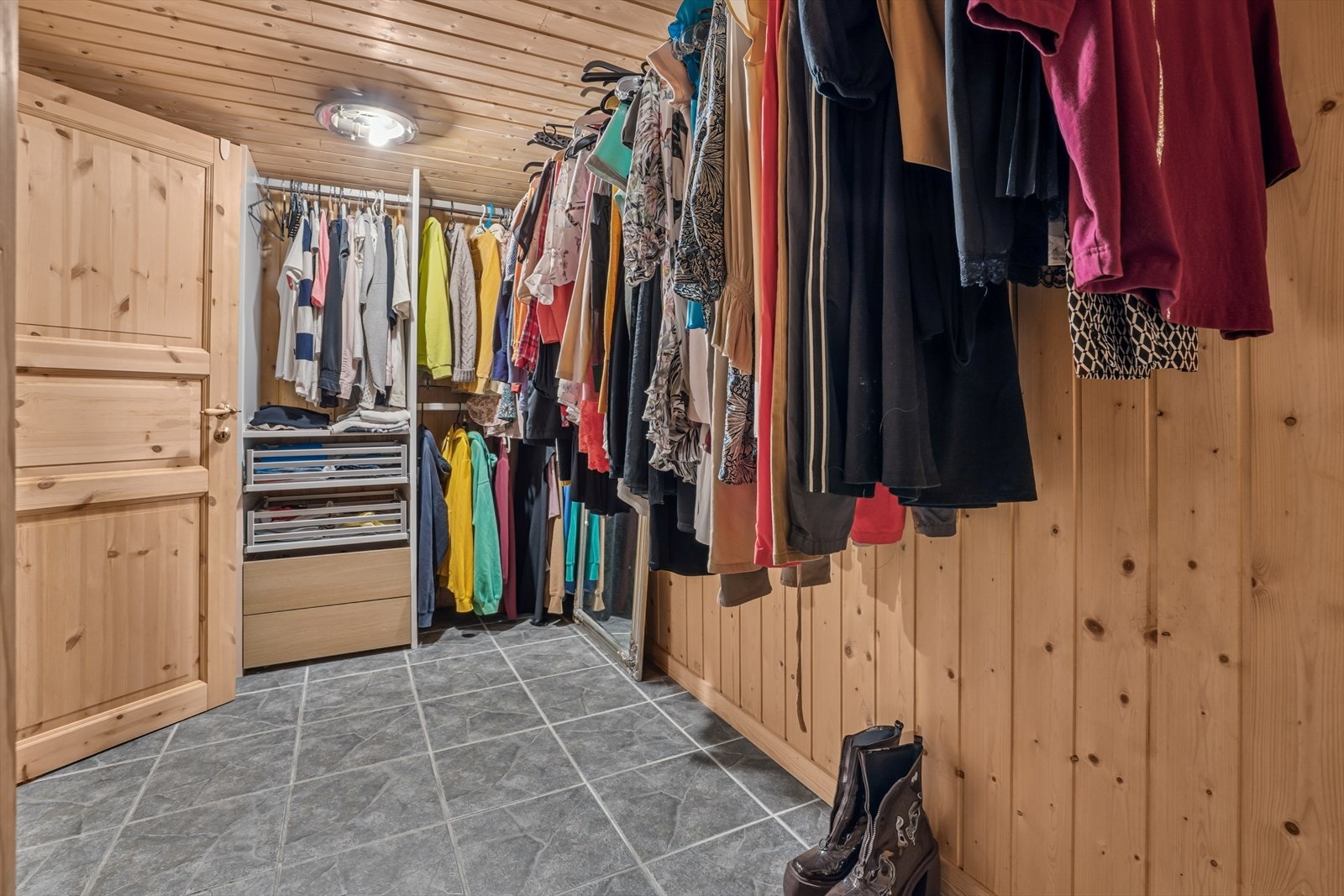 Bod i kjeller med god plass til oppbevaring. Galleribilde