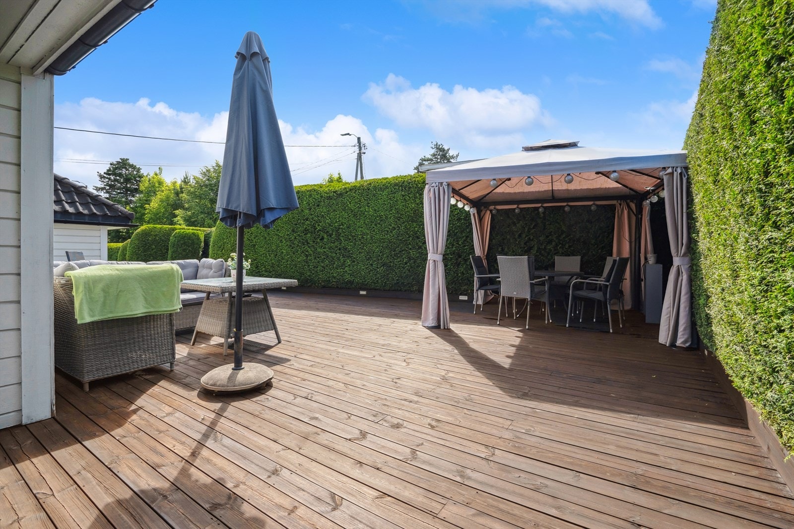 En flott hekk, gir en lun og usjenert uteplass. Galleribilde