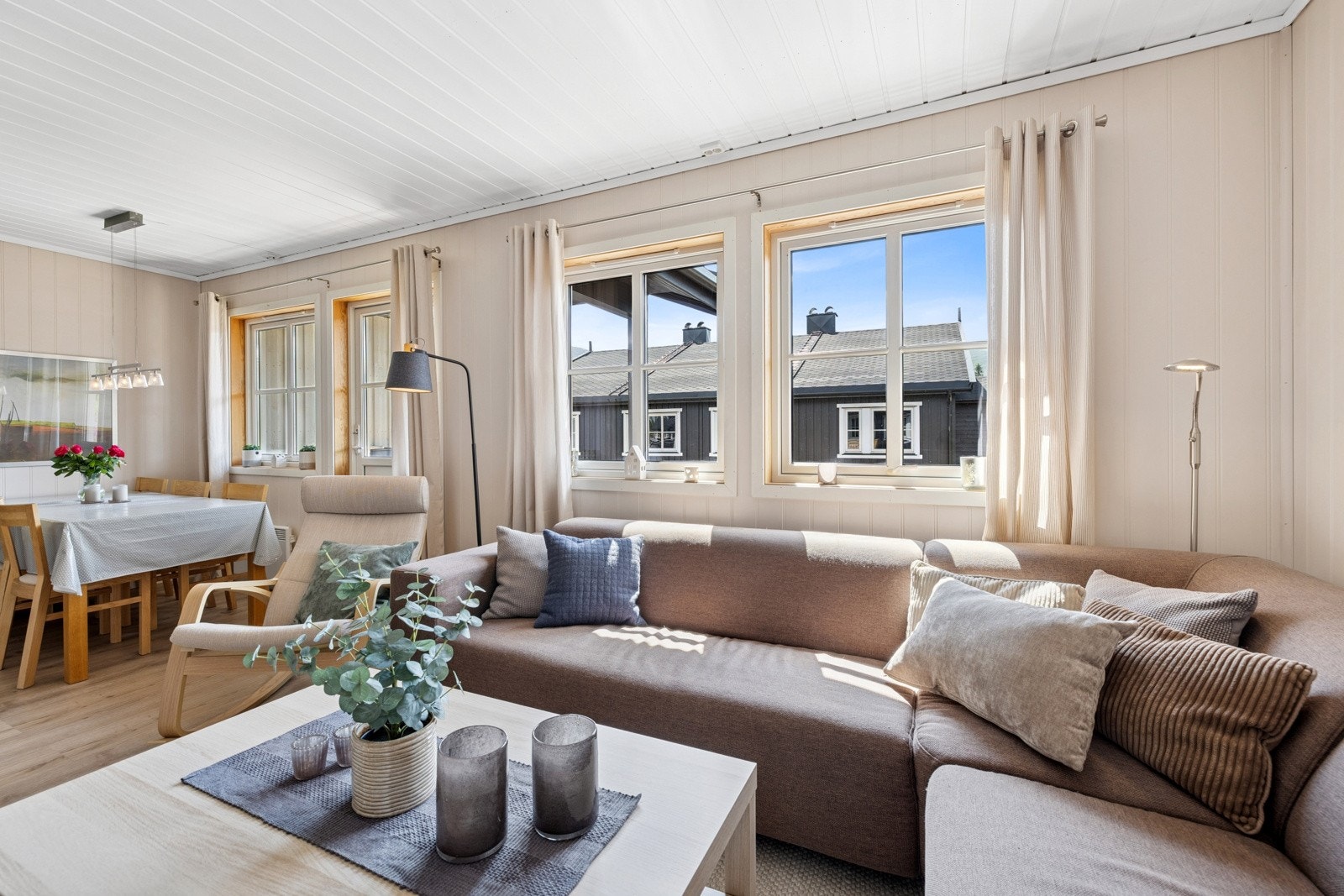 I stuen er det god plass for å innrede etter eget ønske og behov. I dag er det en romslig sofagruppe foran tv-en og spisestue i forlengelse av kjøkkeninnredningen. Galleribilde