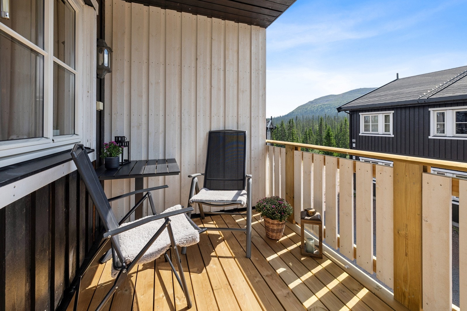 Utenfor stuen er det adkomst til en overbygd veranda med god størrelse og plass for utemøbler Galleribilde