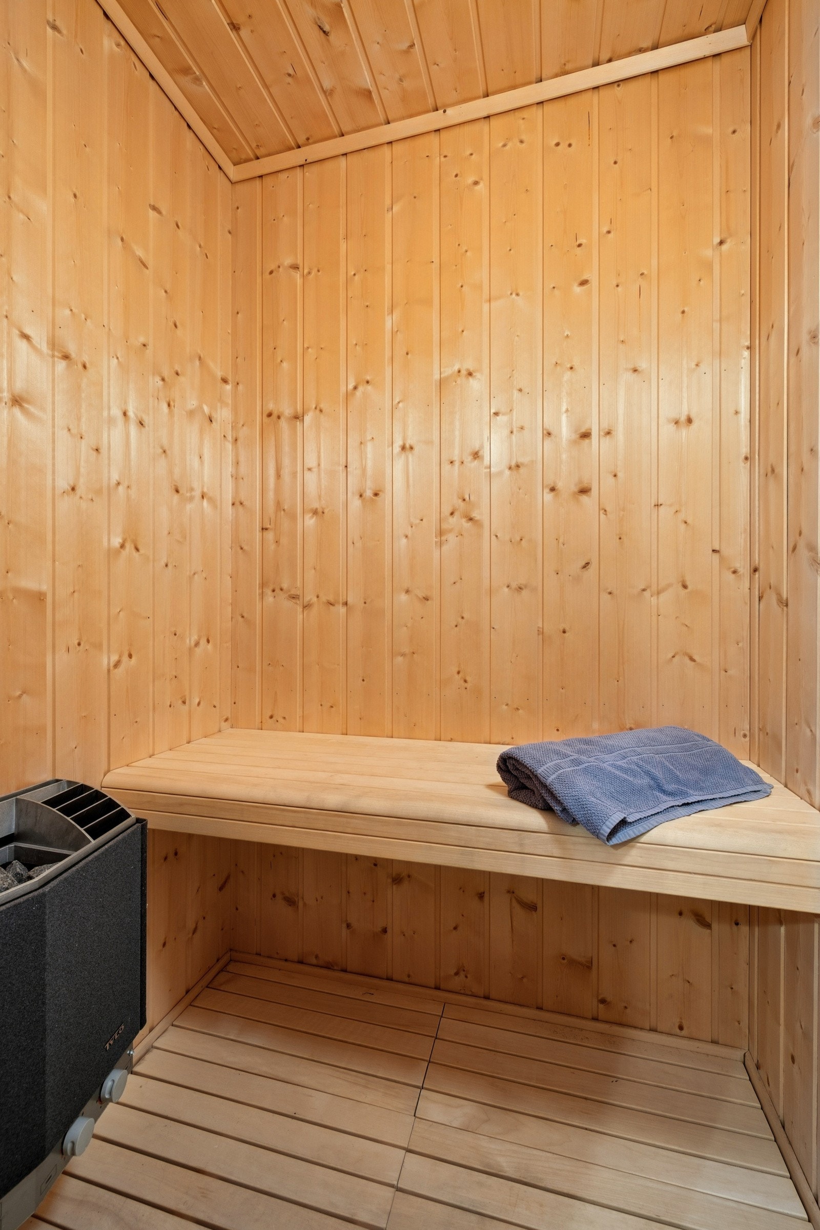 Tilknyttet badet er en god badstue som er perfekt å benytte seg av etter en lang dag i det fri Galleribilde