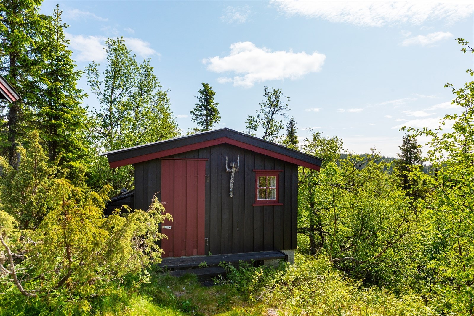 Uthuset inneholder både vedbod og toalettrom. Galleribilde