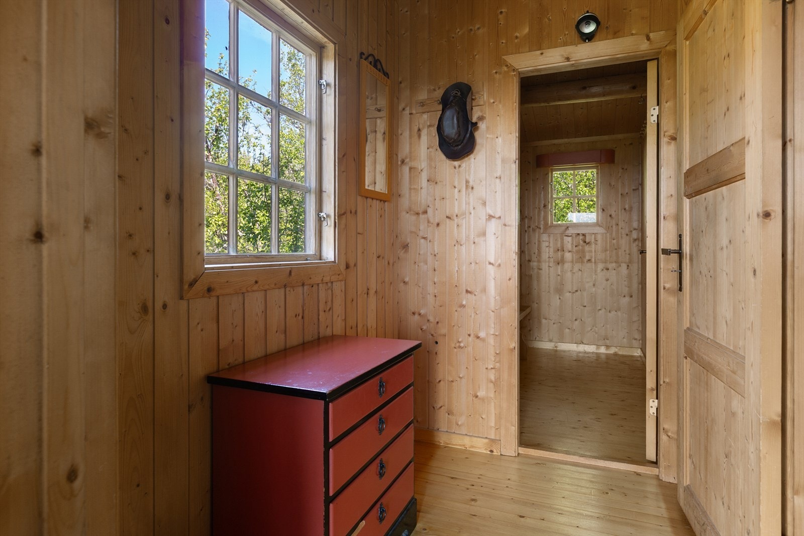 Fra det overbygde inngangspartiet kommer du inn i liten entré med plass til å henge fra seg yttertøyet. Galleribilde
