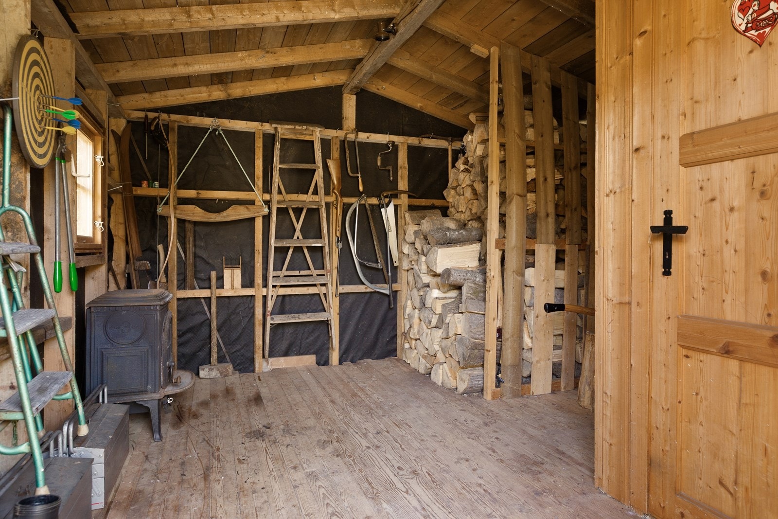 Vedboden har innvendig tregulv, ellers er den uinnredet. Galleribilde
