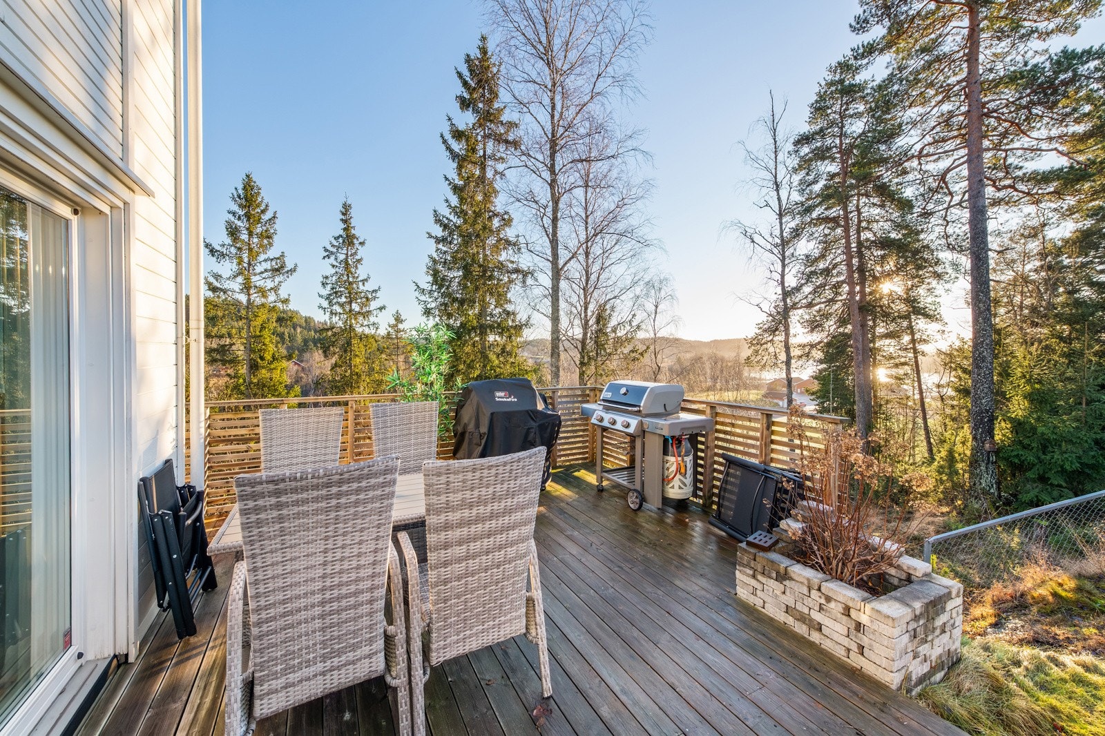 Fra uteområdet er det utsikt mot vannet Mjær og kulturlandskapet rundt. Galleribilde